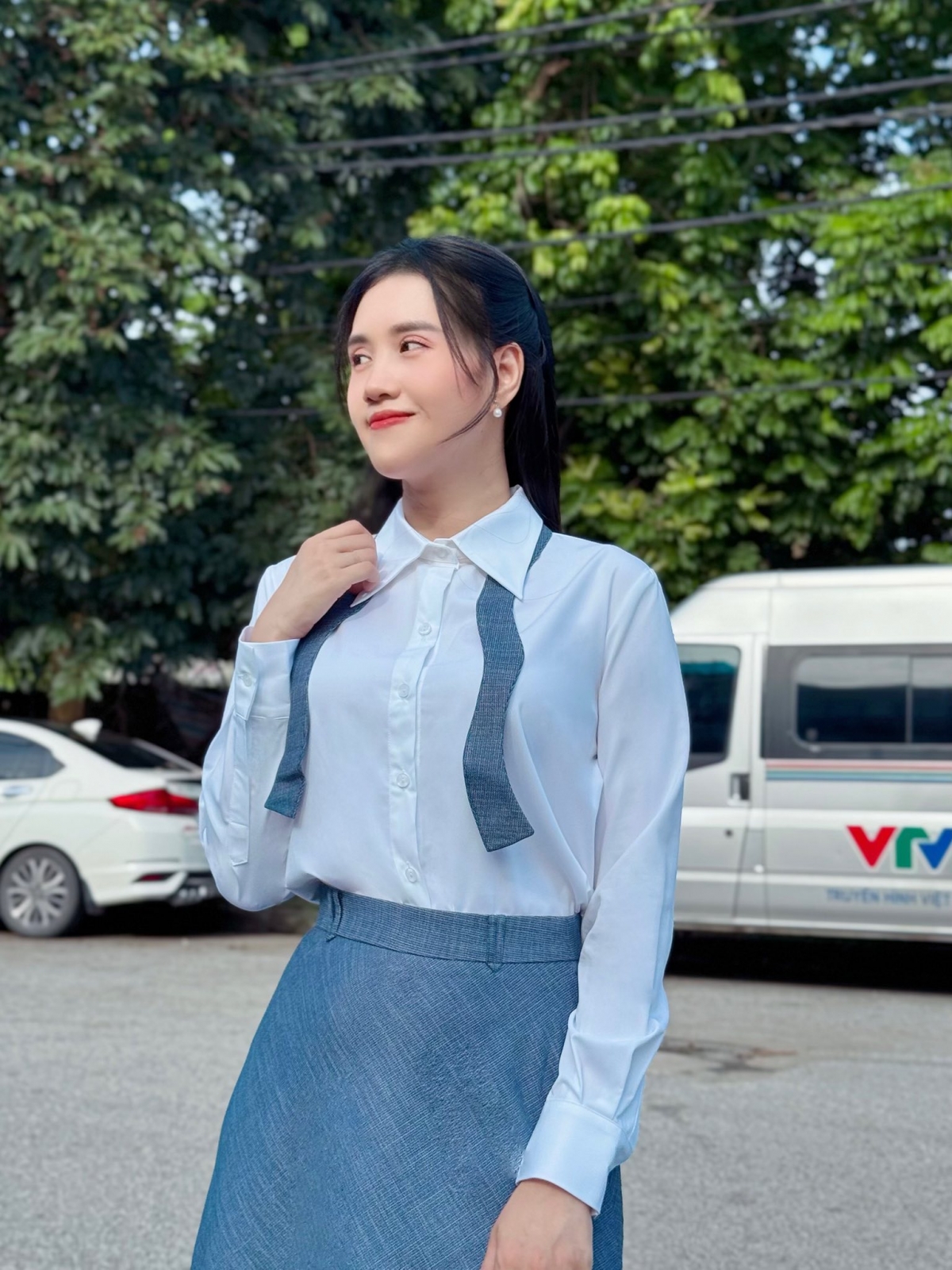 Tuyết là trưởng phòng nhân sự của công ty, thường nịnh bợ Giám đốc Hà (NSND Lan Hương thủ vai), tìm cách chơi xấu sếp Phong (B Trần). Khán giả để lại bình luận chỉ trích nhân vật Tuyết: "Cái miệng Tuyết có 1-0-2 ở Việt Nam, tính cách thì dữ dằn, sợ quá"; "Không muốn xem phim lúc nhân vật Tuyết xuất hiện"; "Nhìn Tuyết trông điêu nhất màn ảnh việt"; "Đi làm sợ nhất gặp kiểu người như Tuyết"...
