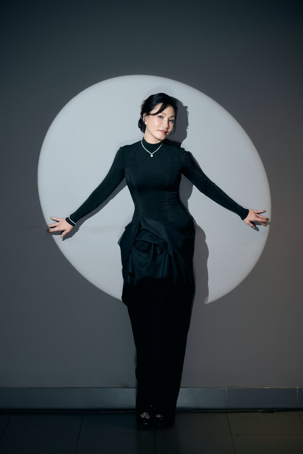 Mới đây, Hồng Đào trở lại màn ảnh rộng với phim "Mang mẹ đi bỏ" kết hợp cùng Tuấn Trần. Đây là phim điện ảnh hợp tác Việt, Hàn do đạo diễn Hàn Mo Hong Jin thực hiện, kể về số phận của Hoan (Tuấn Trần) - một chàng trai trẻ ngày ngày làm nghề cắt tóc vỉa hè để kiếm tiền lo cho mẹ. Mẹ Hoan là bà Hạnh (Hồng Đào), mắc bệnh Alzheimer và cư xử như một đứa trẻ con. Một ngày, Hoan quyết định mang mẹ “đi bỏ” cho người anh trai ở Hàn Quốc, người mà chính Hoan còn không biết mặt mũi ra sao.