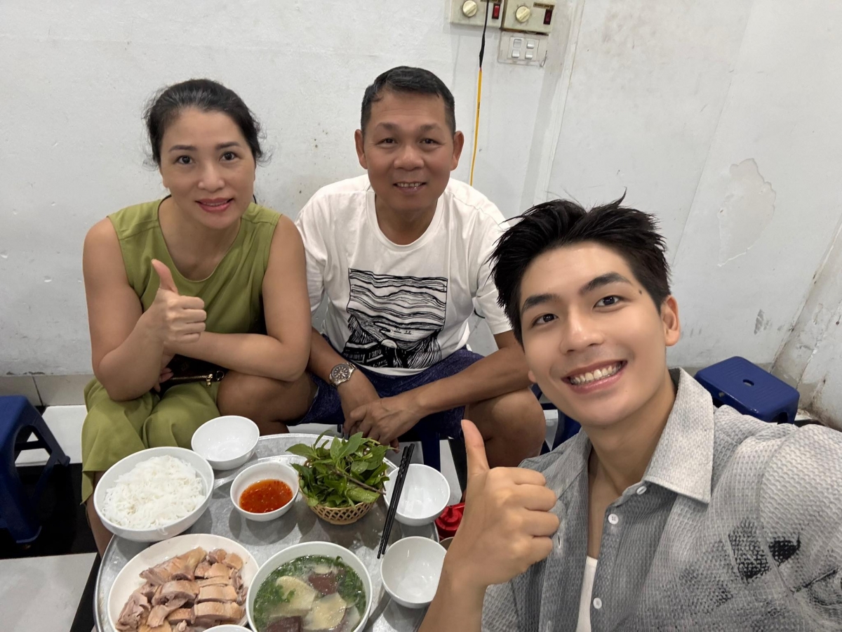 Nhân dịp ra Hà Nội làm việc, Quốc Anh được bố mẹ dẫn đi ăn ngan.