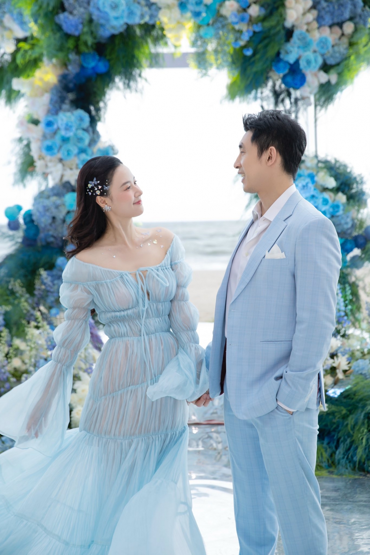 Trên trang cá nhân, Midu bày tỏ: "Cuộc sống vốn ngắn ngủi, hãy làm những điều mình thích, ở bên cạnh người mình yêu và làm những điều mình cho là ý nghĩa. Vì người yêu mình thích màu xanh, nên mình cứ thế chuẩn bị một buổi tiệc với tone màu của biển".