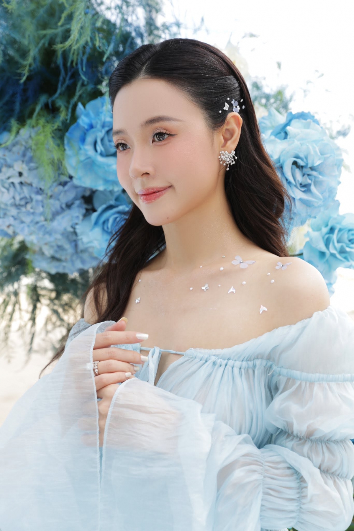 Midu cho biết, một năm qua, cô hạnh phúc vì có chồng đồng hành trong cuộc sống lẫn công việc. Nữ diễn viên chia sẻ ông xã là người luôn động viên khi cô gặp chuyện buồn, cùng cô đi ăn, mua sắm, không bao giờ từ chối bất cứ chuyện gì.