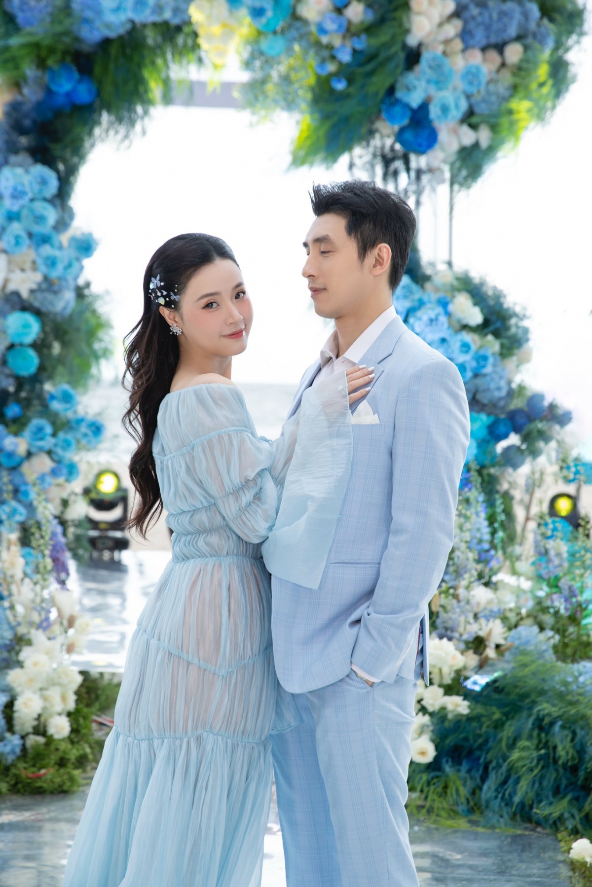 Nhân dịp kỷ niệm 1 năm ngày cưới, Midu và ông xã Minh Đạt tổ chức tiệc mừng tại một khu resort sang trọng ở Hồ Tràm. Không gian buổi tiệc được trang trí với nhiều hoa tươi, nến, pha lê tông màu xanh dương - trắng. Lễ kỷ niệm có sự góp mặt của gia đình, bạn bè thân thiết với vợ chồng Midu.