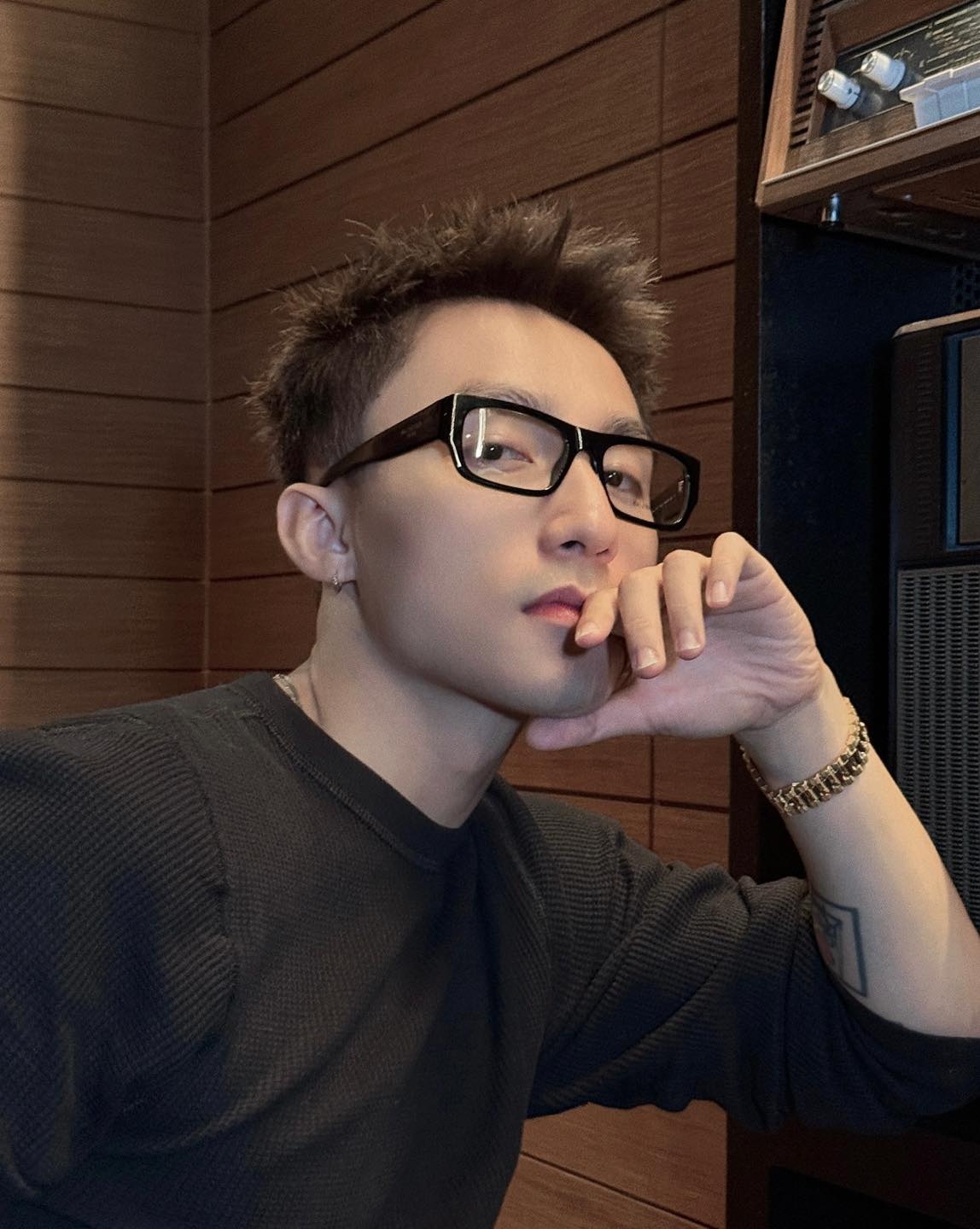 Sơn Tùng M-TP đăng ảnh selfie với chú thích “thả thính”: “Người ta vá áo bằng kim. Vậy em cho anh hỏi vá tim bằng gì?”. (Nguồn: FBNV)