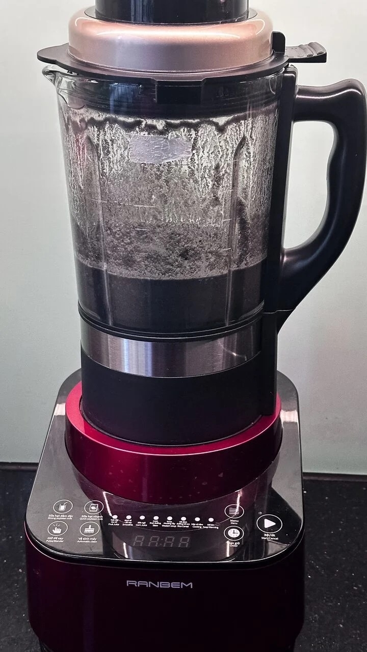 Cho gạo nếp, vừng vừa rang vào, thêm nước, bật chế độ nấu sữa hạt đậm đặc hoặc chế độ nấu cháo.