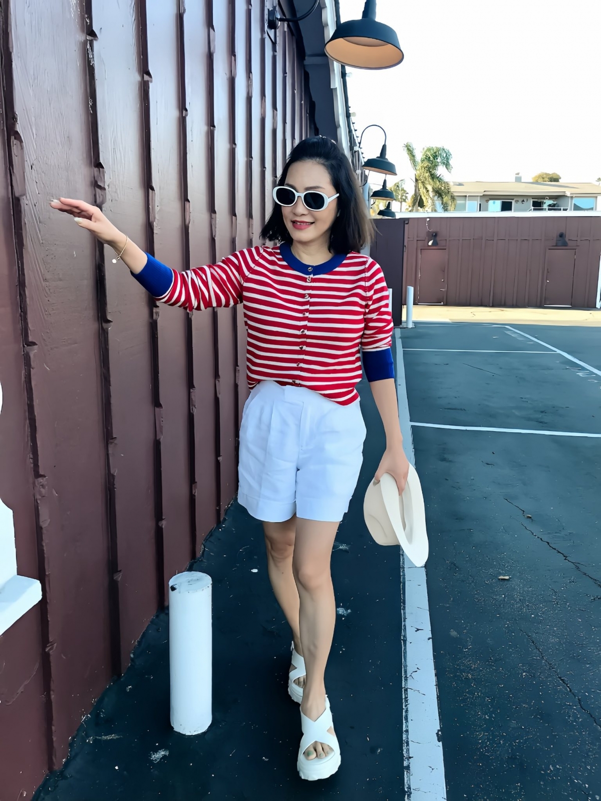 Ở tuổi 63, Hồng Đào tận hưởng cuộc sống bình yên tại Mỹ cùng 2 con gái, thỉnh thoảng cô về Việt Nam đóng phim. Nữ diễn viên ngày càng nhuận sắc, trẻ trung và tràn đầy sức sống. Nữ diễn viên chia sẻ động lực lớn nhất đối với cô lúc này là hai con gái. "Dù 3 mẹ con không ở gần nhau và bận rộn với công việc nhưng chúng tôi luôn chia sẻ mọi điều trong cuộc sống. Mỗi khi tôi qua Mỹ, các con xin nghỉ phép để mẹ con gặp nhau, nên tôi muốn sống khỏe mạnh vì muốn giữ mái nhà đó cho con có nơi trở về", Hồng Đào cho biết.