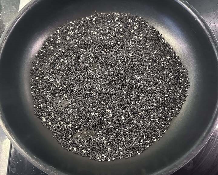 Rang vừng đến khi thấy hạt vừng trắng vàng là được.