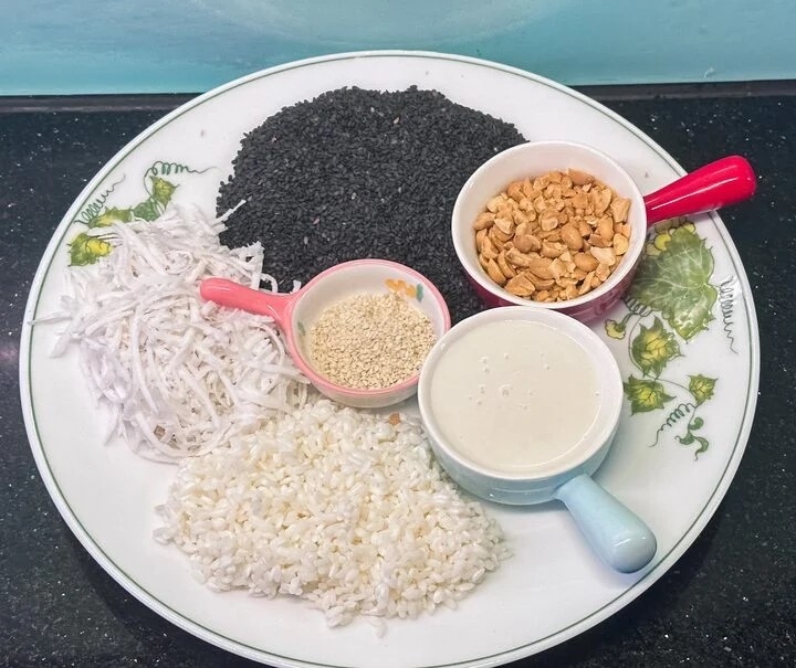 Các nguyên liệu làm món chè mè đen.