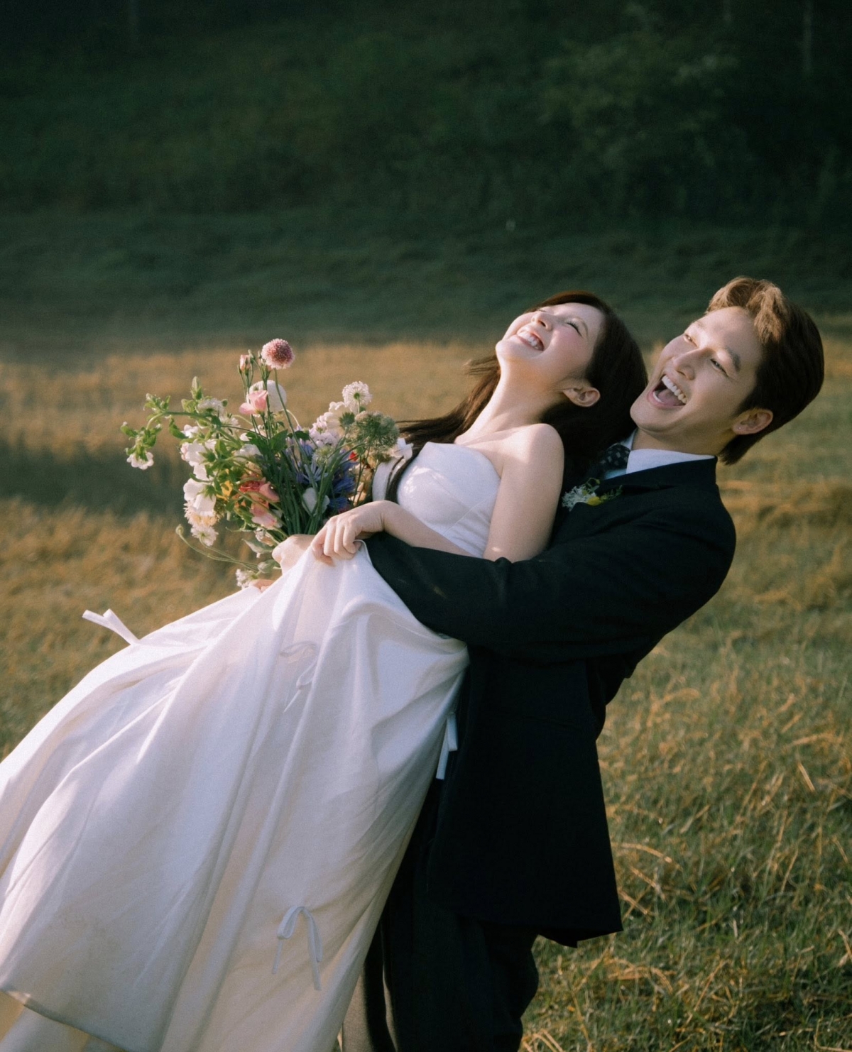 Thông tin “về chung một nhà” nhanh chóng thu hút sự quan tâm của đông đảo người hâm mộ. Nhiều đồng nghiệp thân thiết như Minh Tiệp, Anh Đào, Trần Nghĩa, Ngọc Quỳnh, Thái Dũng, Hà Việt Dũng, đạo diễn Trịnh Lê Phong… đã gửi lời chúc mừng tới cặp đôi và háo hức chờ ngày “ăn cỗ”.