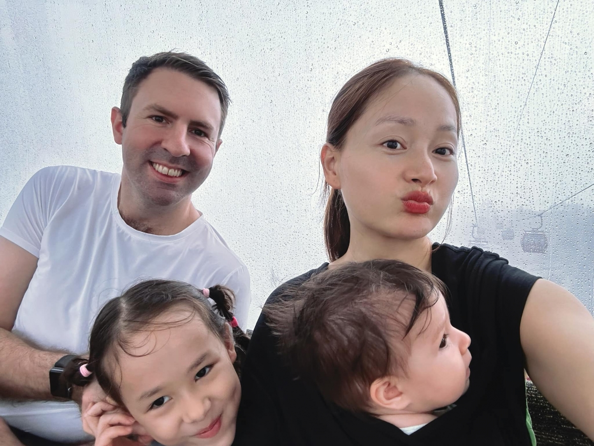 Lan Phương sinh năm 1983, được khán giả biết đến từ vai Mai Lan trong phim "Cô gái xấu xí" vào năm 2004. Từ đó, cô tham gia nhiều dự án phim truyền hình và điện ảnh. Những năm gần đây, cô góp mặt trong các phim "Cả một đời ân oán", "Thương ngày nắng về", "Gia đình mình vui bất thình lình"...