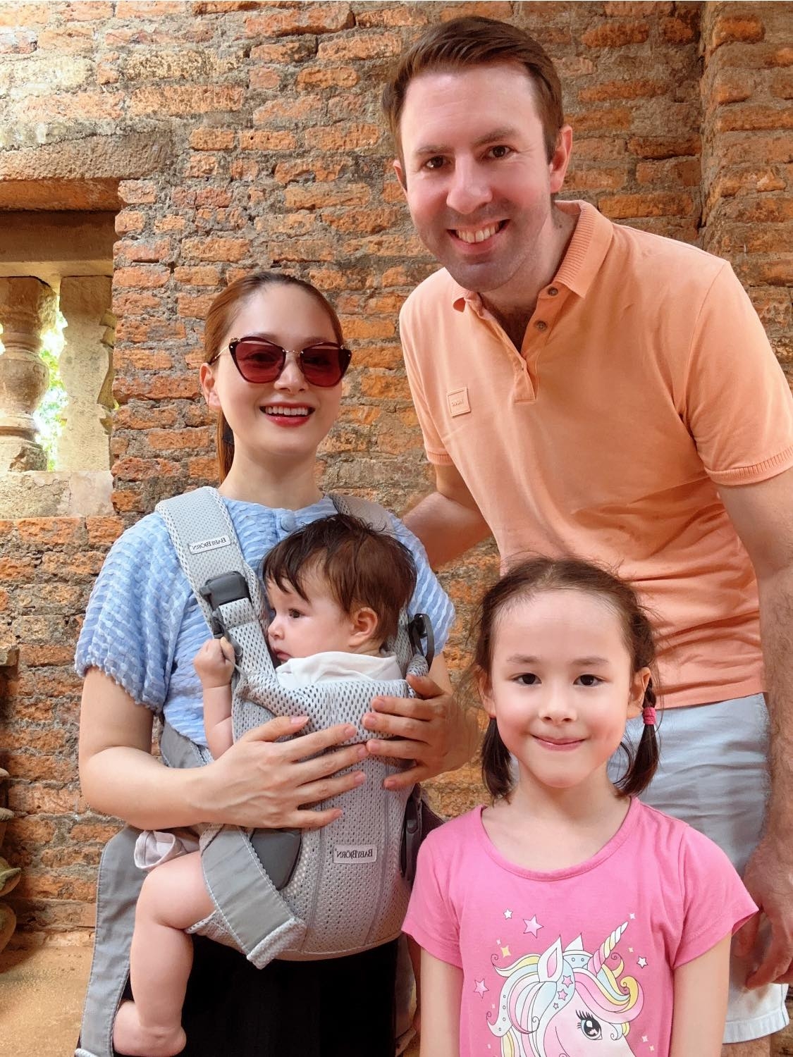 Năm 2023, khi Lan Phương mang thai con gái thứ hai, chồng cô chuyển vào Đà Nẵng làm việc. Thời gian đó, nữ diễn viên đối mặt với chứng trầm cảm sau sinh. Sau đó, để gia đình được ở bên nhau, Lan Phương quyết định chuyển vào Đà Nẵng sinh sống. Thời điểm đó, cô bày tỏ cảm giác có chồng bên cạnh, được san sẻ việc chăm con, thấu hiểu tâm sự của phụ nữ sau sinh khiến tinh thần cô cũng trở nên phấn chấn, tích cực hơn.