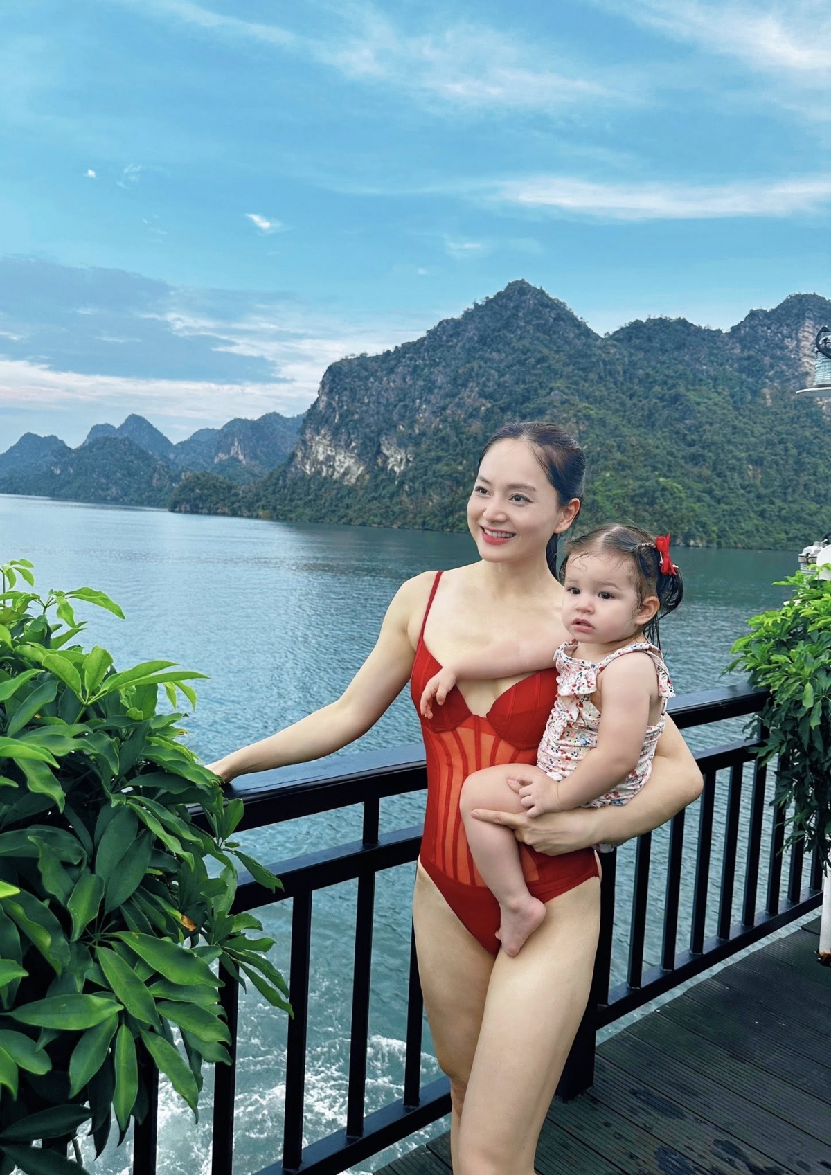 Lan Phương không chia sẻ chi tiết nguyên nhân chia tay chồng, chỉ cho biết không còn sự kết nối với ông xã. Thời gian gần đây, Lan Phương chỉ chia sẻ hình ảnh của cô và các con. Nữ diễn viên đưa con gái đi du lịch, tới đoàn phim nơi cô làm việc. Cô cũng đăng những dòng trạng thái tâm trạng, ám chỉ sự cô đơn.