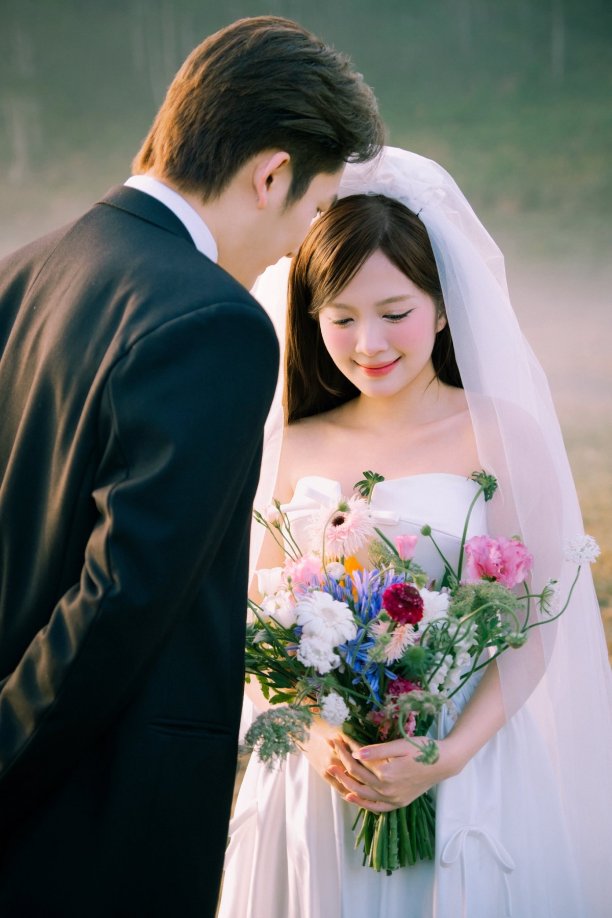 Sau tất cả, tình yêu thầm lặng và bền bỉ của Đình Tú – Ngọc Huyền đã bước sang một chương mới, ngọt ngào và rực rỡ như chính những bức ảnh cưới vừa được công bố.