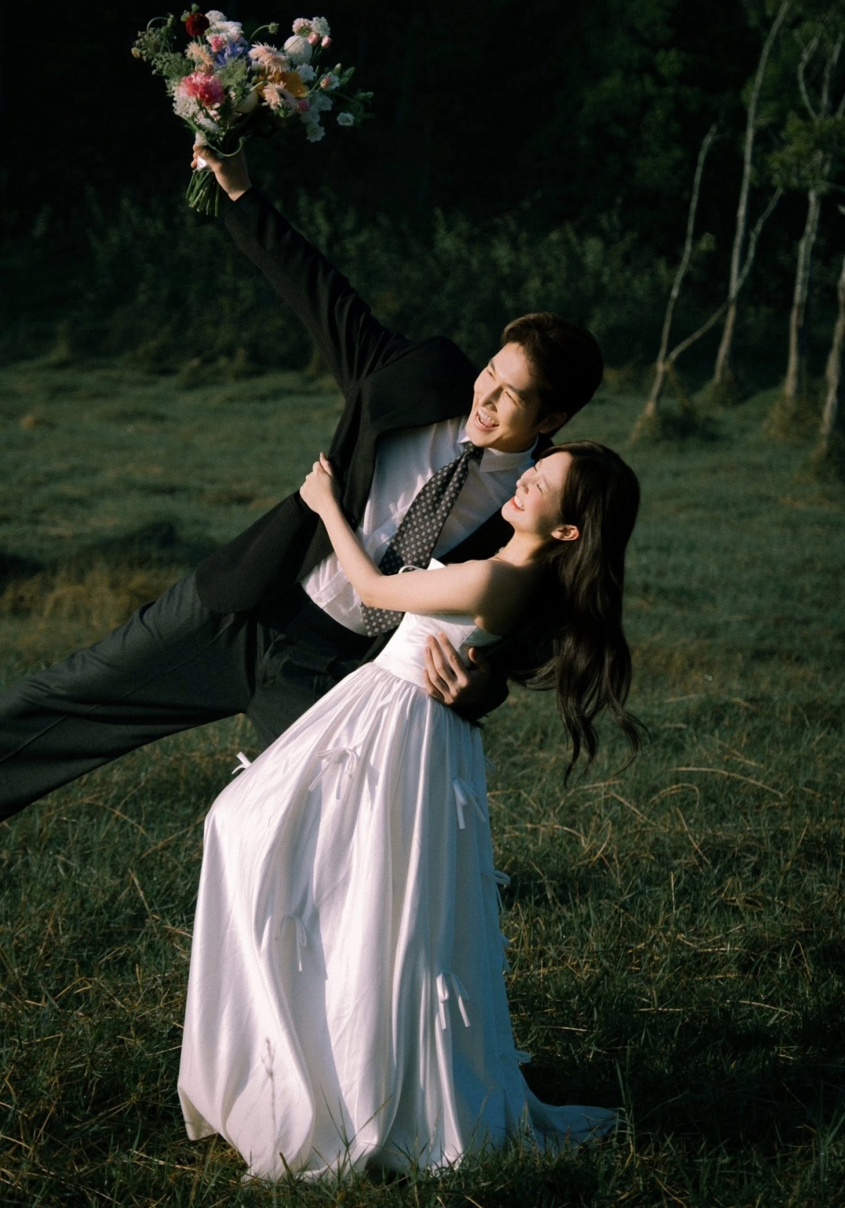 Đình Tú và Ngọc Huyền từng đóng chung trong các phim truyền hình như “Đừng nói khi yêu” và “Cha tôi, người ở lại”. Cả hai được khán giả yêu thích nhờ ngoại hình đẹp đôi và tương tác tự nhiên.