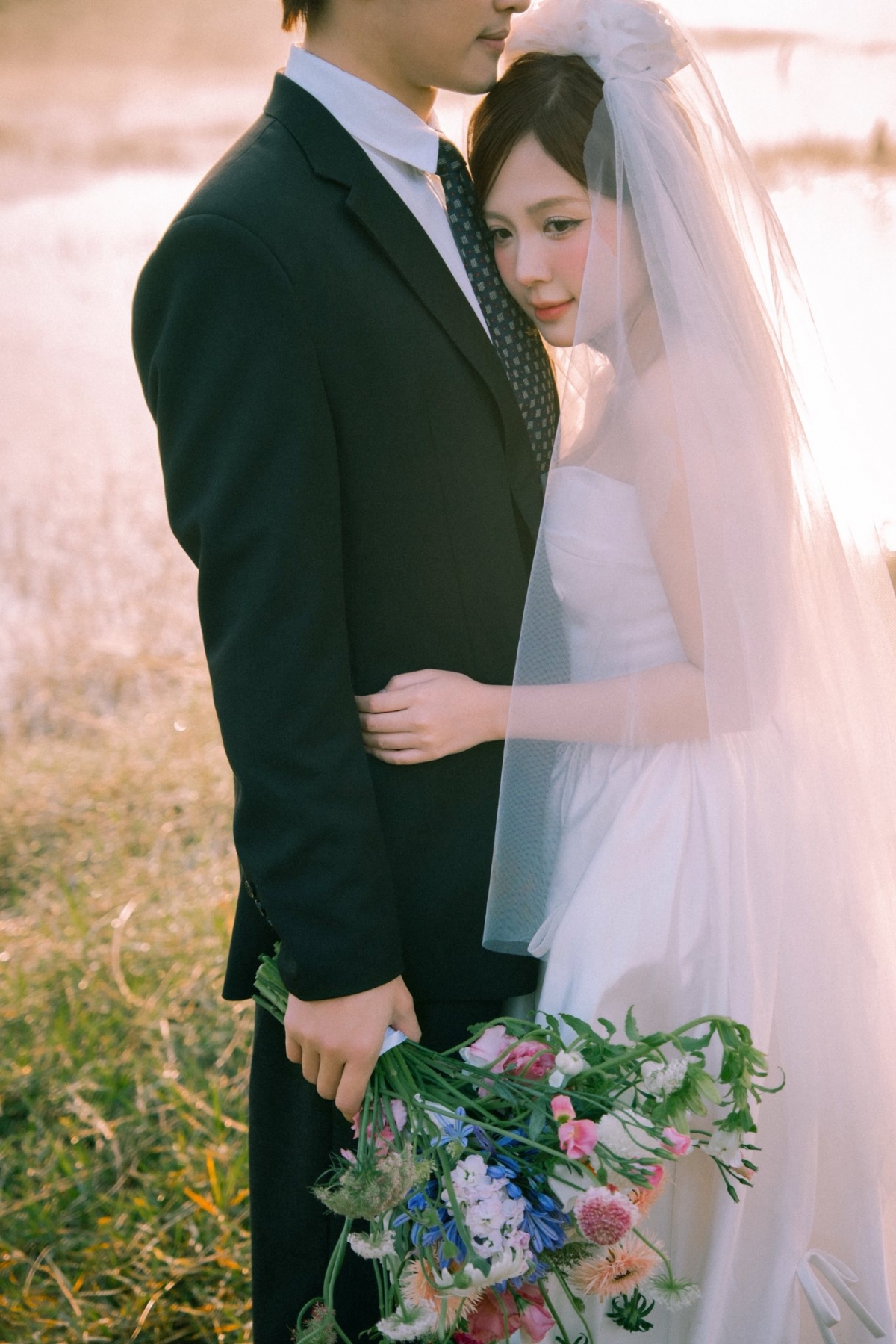 Cách chơi chữ giữa “ưu tú” và “yêu Tú” thể hiện sự tinh nghịch, đáng yêu của cô dâu trẻ, đồng thời xác nhận rõ mối quan hệ với bạn trai sau nhiều năm kín tiếng.