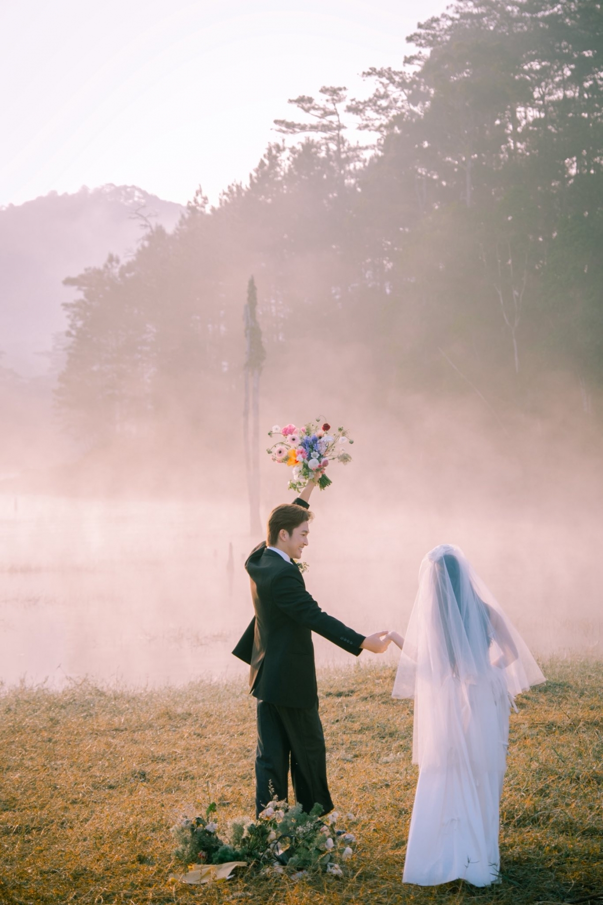 Đình Tú sinh năm 1992, là nam diễn viên được yêu mến với loạt vai chính trong "Thương ngày nắng về", "Gặp em ngày nắng", "Ghét thì yêu thôi"…, đồng thời còn tham gia dẫn chương trình Cà phê sáng trên VTV3.