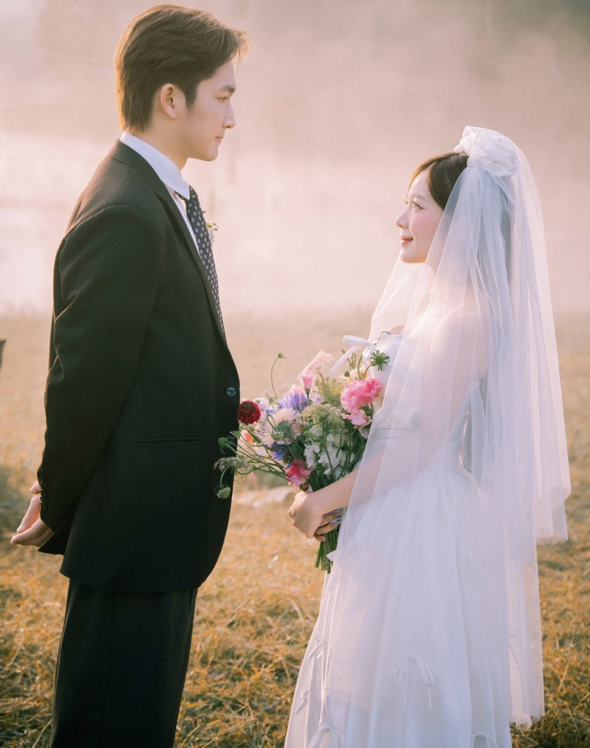 Đặc biệt, những khoảnh khắc như nắm tay nhảy múa giữa sương sớm, hay ánh nhìn trao nhau dịu dàng trong nắng mai khiến người hâm mộ không khỏi tan chảy.