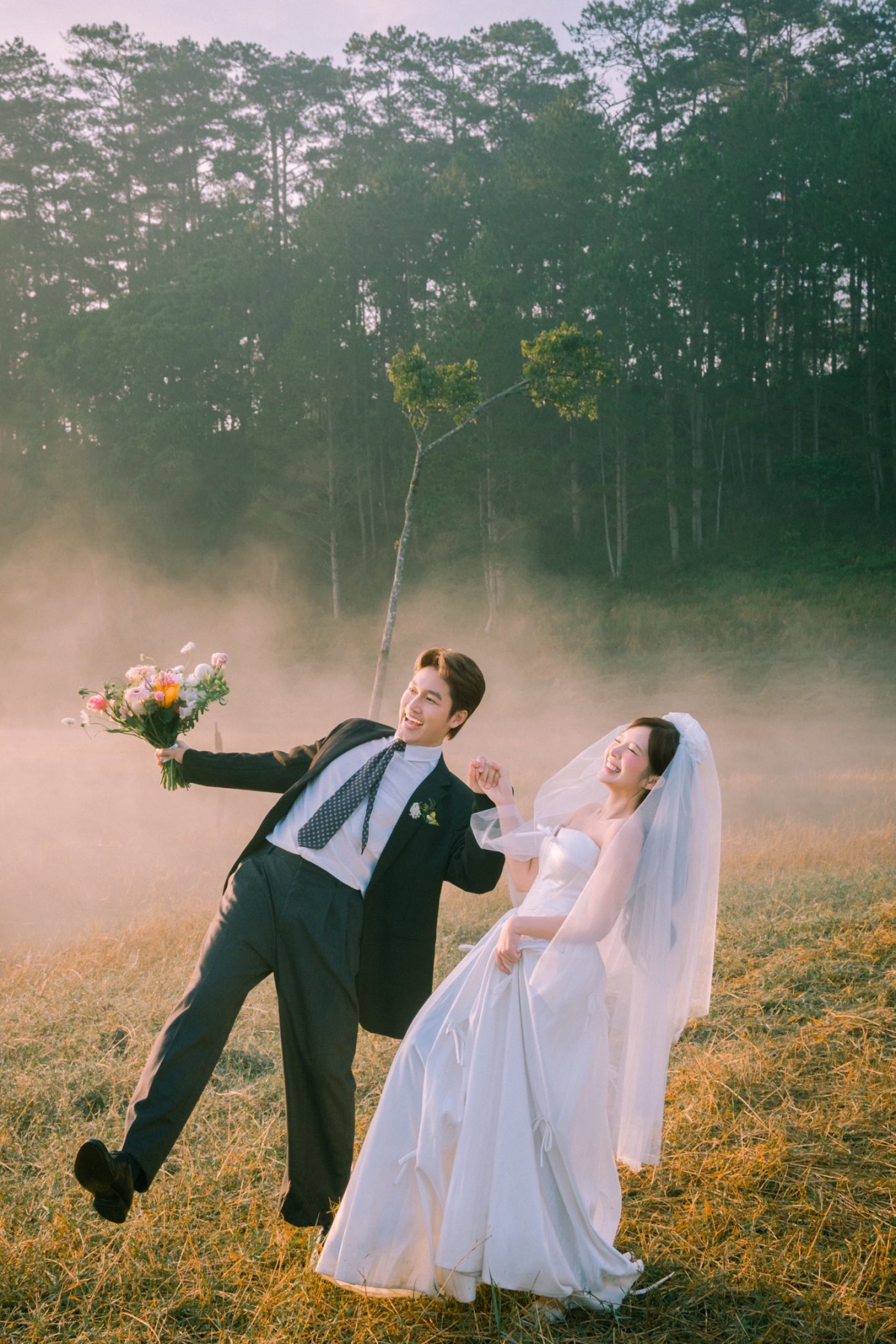 Ngọc Huyền sinh năm 1997, từng nổi tiếng với danh xưng “hot girl đồng phục”, hiện là gương mặt quen thuộc của VTV qua các phim "Ga-ra hạnh phúc", "Lối nhỏ vào đời", "Mặt nạ gương"… Cô ghi điểm nhờ gương mặt trẻ trung và lối diễn tinh tế.