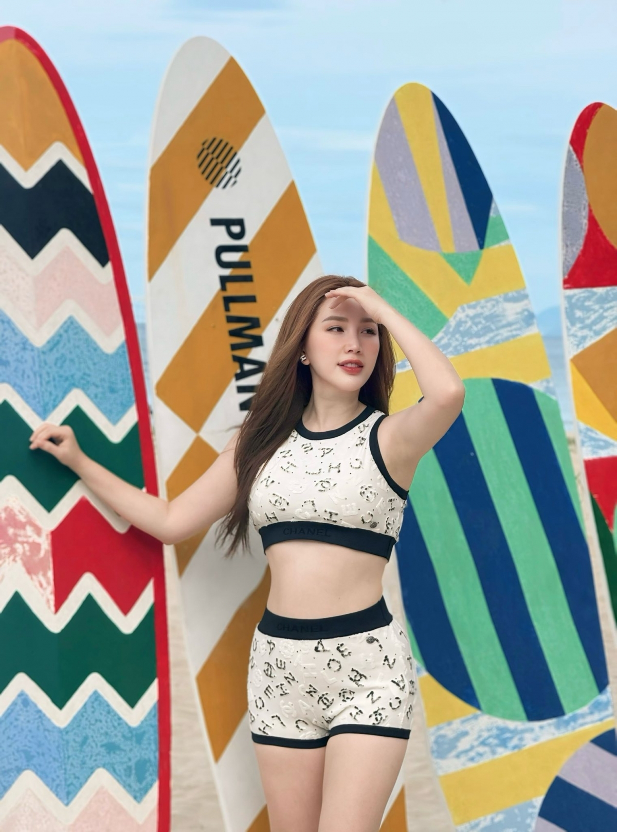 Bảo Thy khoe eo thon với đồ bơi hai mảnh khi đi biển.