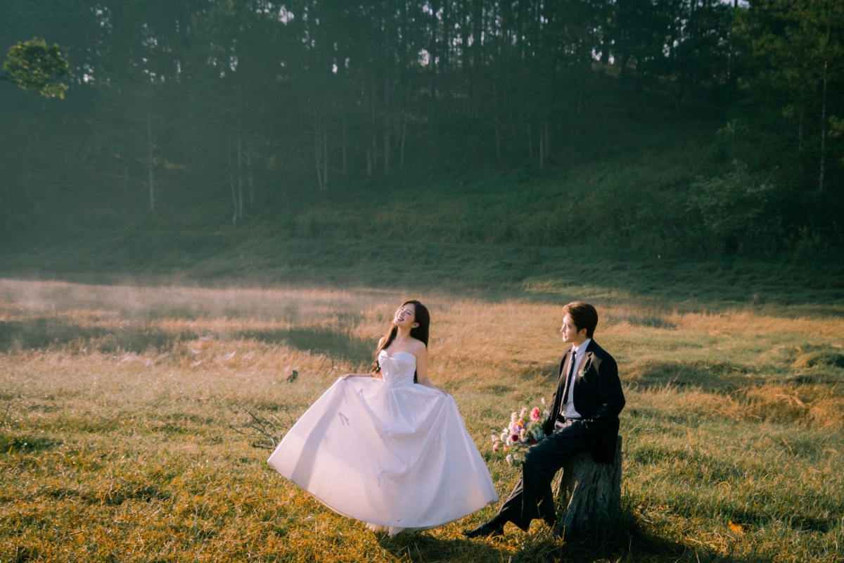 Trước đó chỉ ba ngày, vào tối 19/6, Đình Tú đã chính thức cầu hôn Ngọc Huyền. Việc cặp đôi nhanh chóng tiến đến hôn nhân khiến nhiều người bất ngờ nhưng cũng không quá ngạc nhiên, bởi tin đồn “phim giả tình thật” giữa hai người đã rộ lên từ lâu.