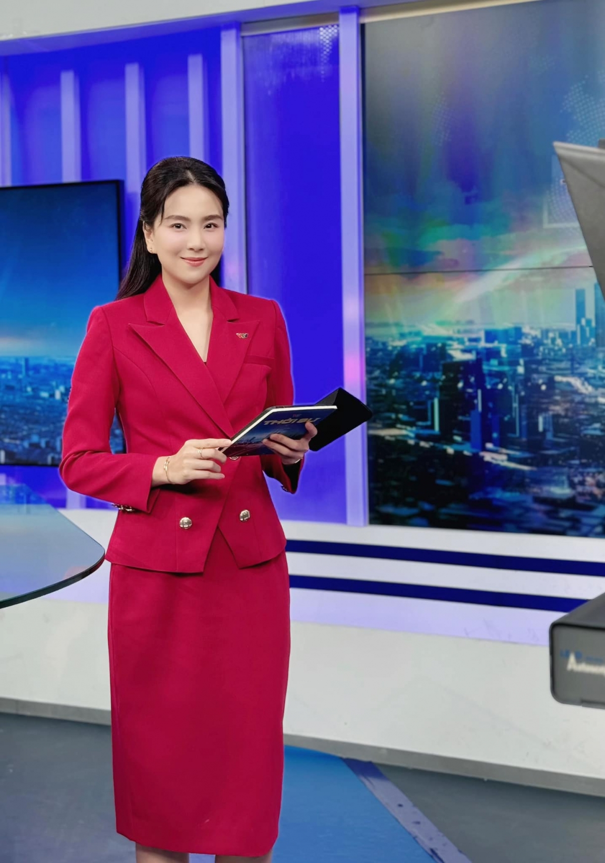MC Mai Ngọc từng được giành danh hiệu “MC đẹp nhất VTV” trong cuộc thi Vẻ đẹp VTV năm 2016. Với gương mặt khả ái, phong thái chuyên nghiệp cùng lối dẫn duyên dáng, cô luôn là cái tên được yêu mến trên sóng truyền hình quốc gia. Phía sau ánh hào quang, Mai Ngọc cũng từng khiến công chúng ngưỡng mộ bởi cuộc sống tưởng chừng viên mãn bên người chồng doanh nhân, mối tình kéo dài gần 17 năm.