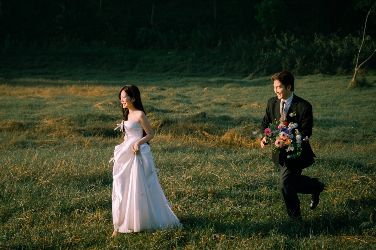 Trước đó không lâu, sáng 22/6, Ngọc Huyền từng khiến mạng xã hội xôn xao khi đăng ảnh giấy đăng ký kết hôn với Đình Tú, kèm chú thích hài hước: “Danh hiệu đầu tiên trong cuộc đời tui – Nghệ sĩ iu Tú”.