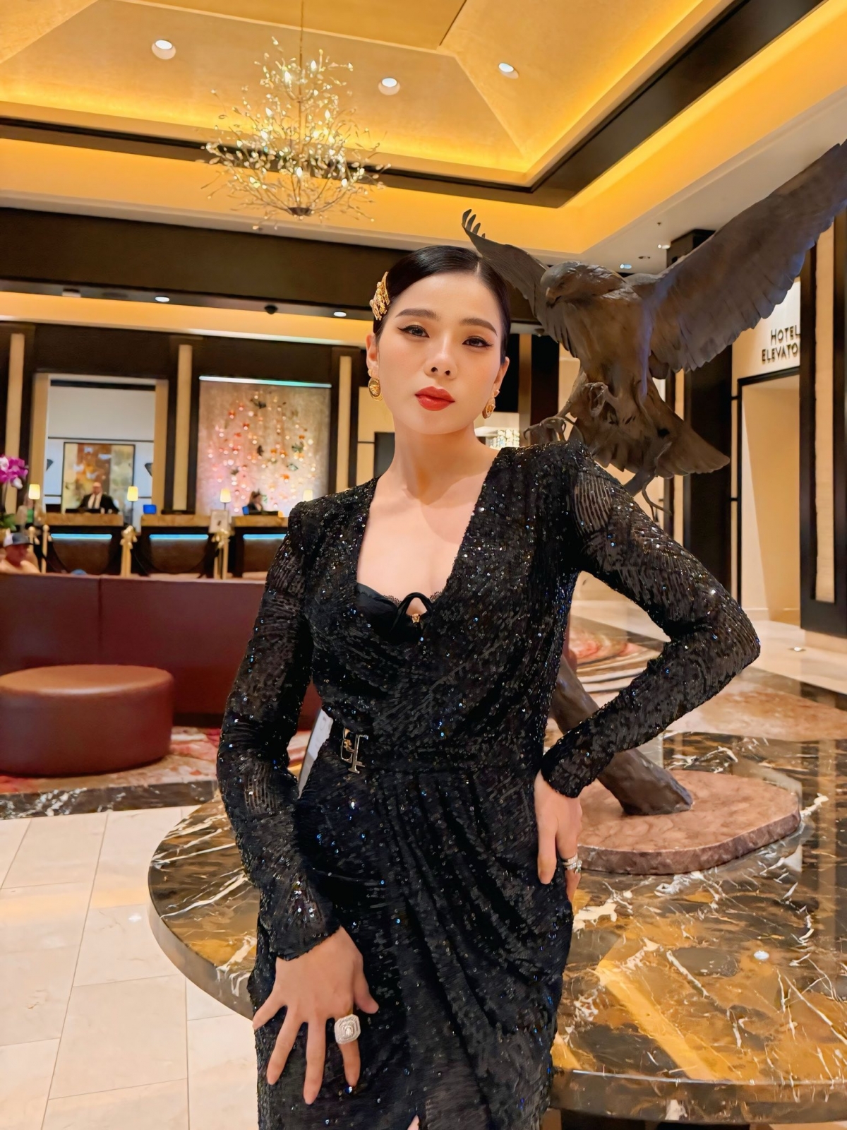 Lệ Quyên khoe dáng trước giờ lên sân khấu. Nữ ca sĩ chia sẻ “lâu rồi mới 48 kg”.