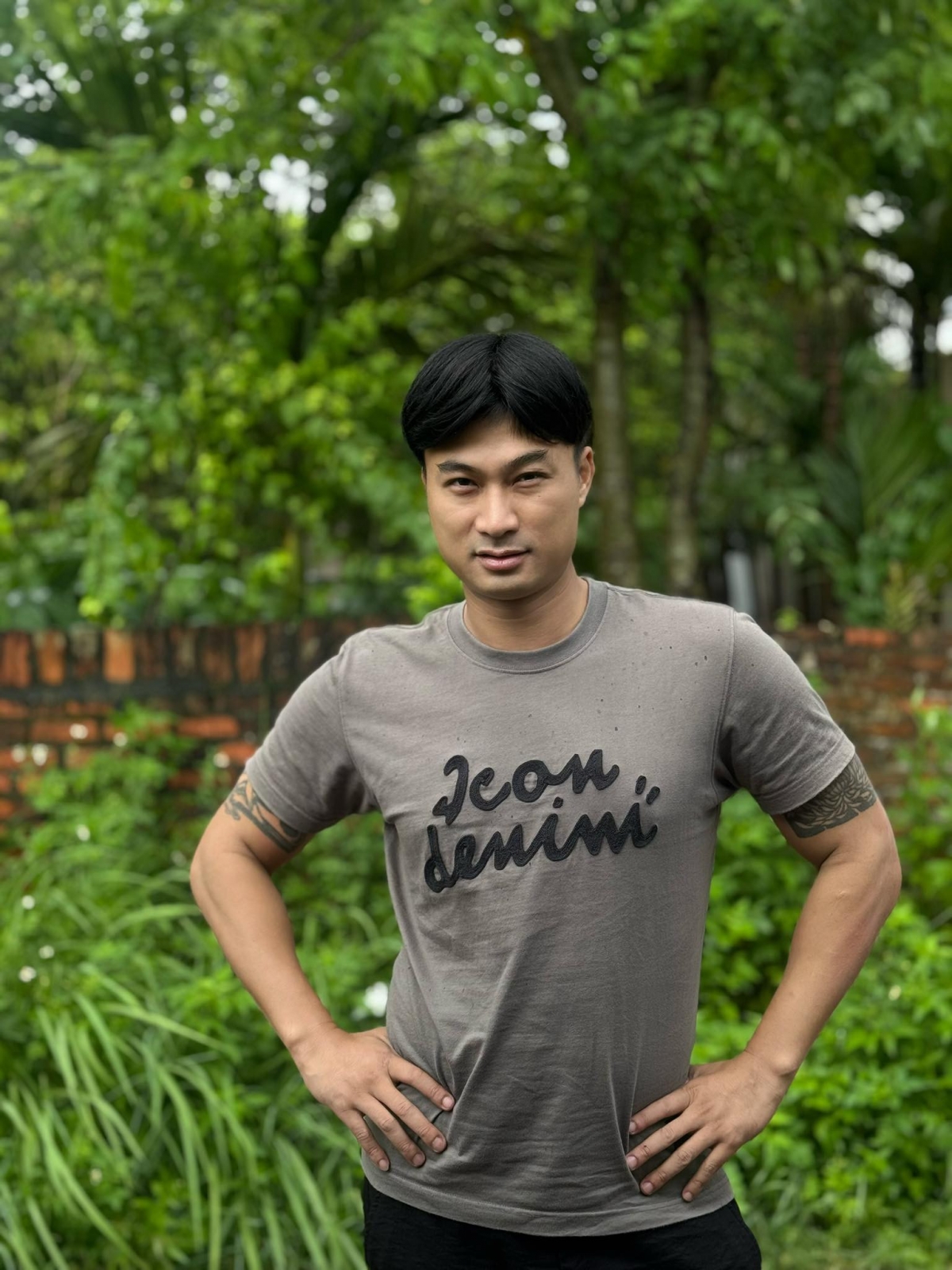 Diễn viên Duy Hưng tạo hình "mái quyển vở, gáy bám" trong phim truyền hình "Dịu dàng màu nắng".