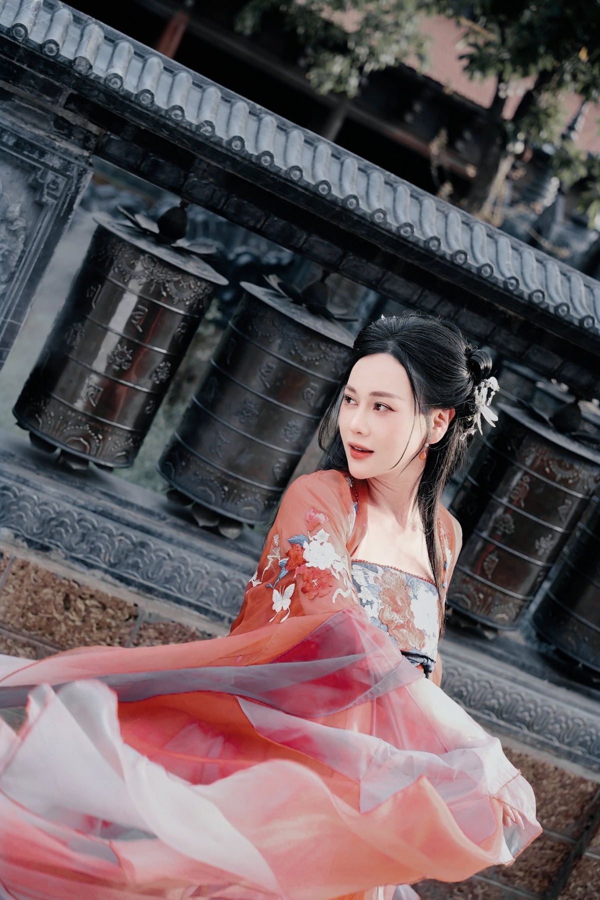 Phương Oanh mặc trang phục cổ trang kèm chú thích: “Tuyệt đối tiên cảnh”.