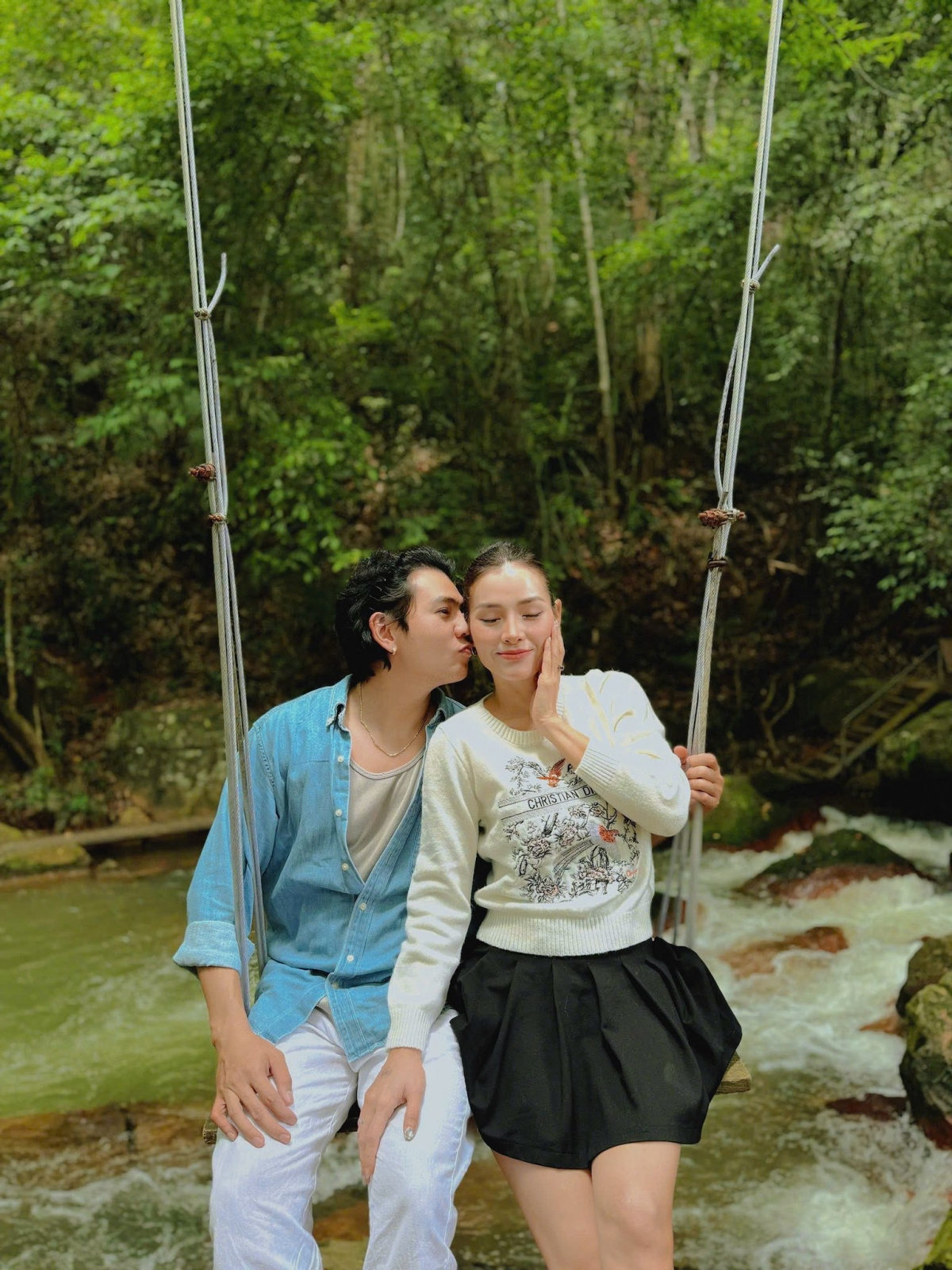 “Giữa thiên nhiên xanh mướt, có một chút bình yên, một chút lãng mạn và một người để cùng sẻ chia. Không cần xa hoa, chỉ cần có nhau giữa đất trời thế này là đủ”, Phương Trinh Jolie đăng ảnh cùng ông xã Lý Bình.