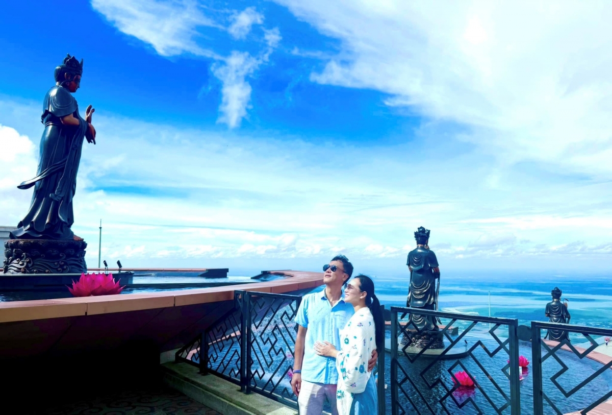 Diễn viên Lã Thanh Huyền cầu nguyện cho người Việt bình yên trước bão.