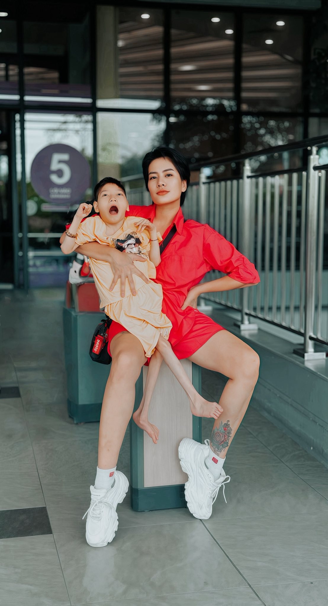 Diễn viên Minh Cúc chụp ảnh cùng con kèm chia sẻ: "Có thể mẹ chưa giỏi. Có thể mẹ chưa hay. Nhưng mẹ biết: Mẹ sinh ra để làm mẹ của em. Em và mẹ không bao giờ tách rời nhau".