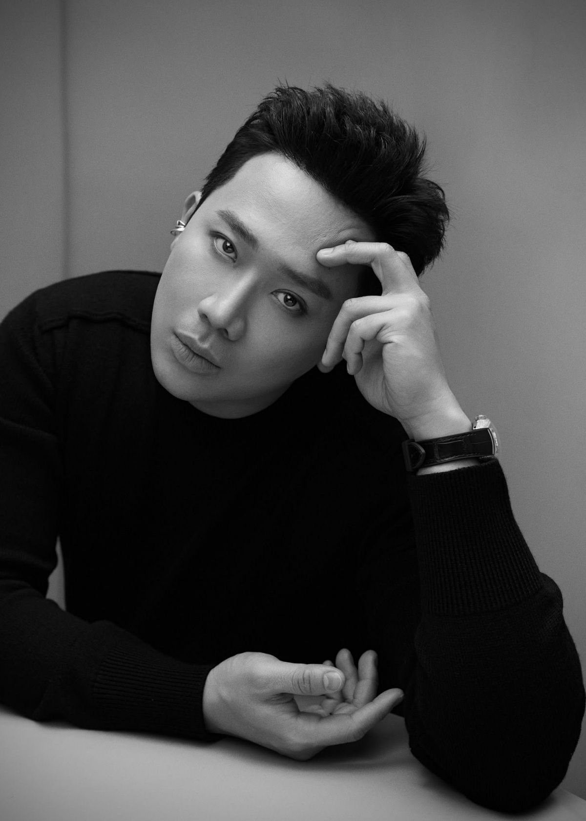 Trấn Thành đăng tải loạt ảnh mới, chỉnh màu trắng đen.