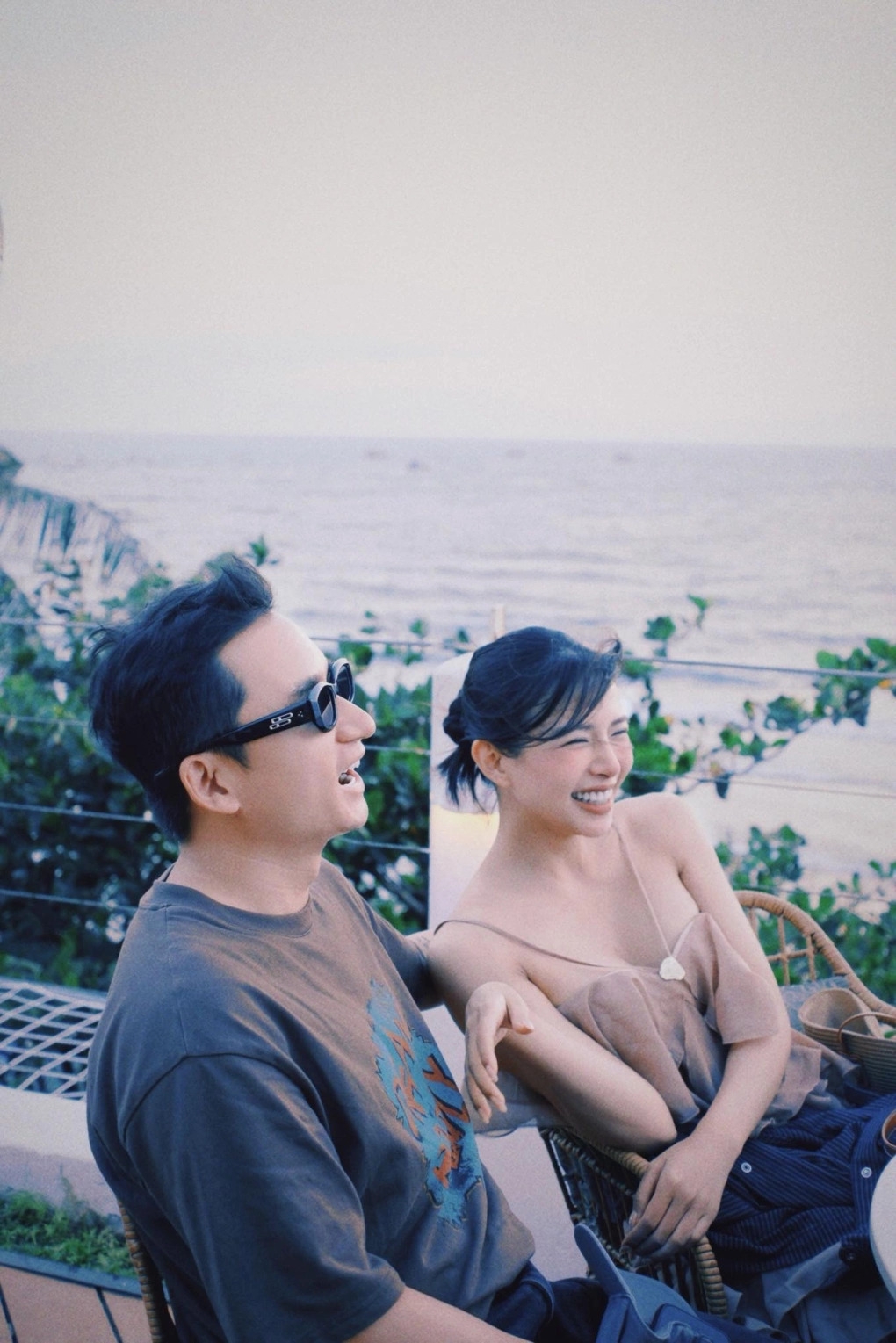 Huỳnh Khánh Vy, bà xã Phan Mạnh Quỳnh, khiến fan của nhạc sĩ thích thú khi hé lộ chuyện tình 'đến vì tài năng, ở lại mới vì tiền'.