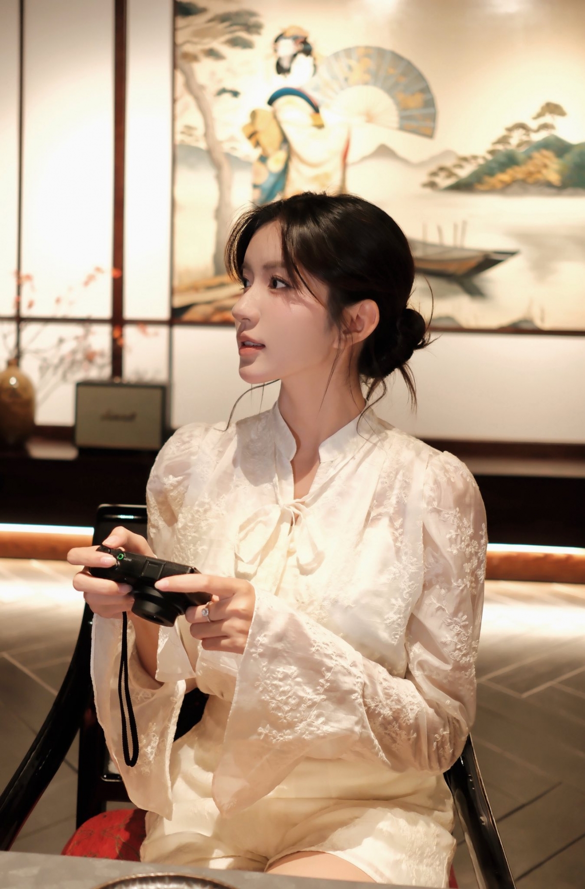 Ngọc Huyền chia sẻ hình ảnh đi ăn ở nhà hàng sang trọng. Cô viết: “Dạo này tui hơi dư giả. Giả làm người có tiền”.