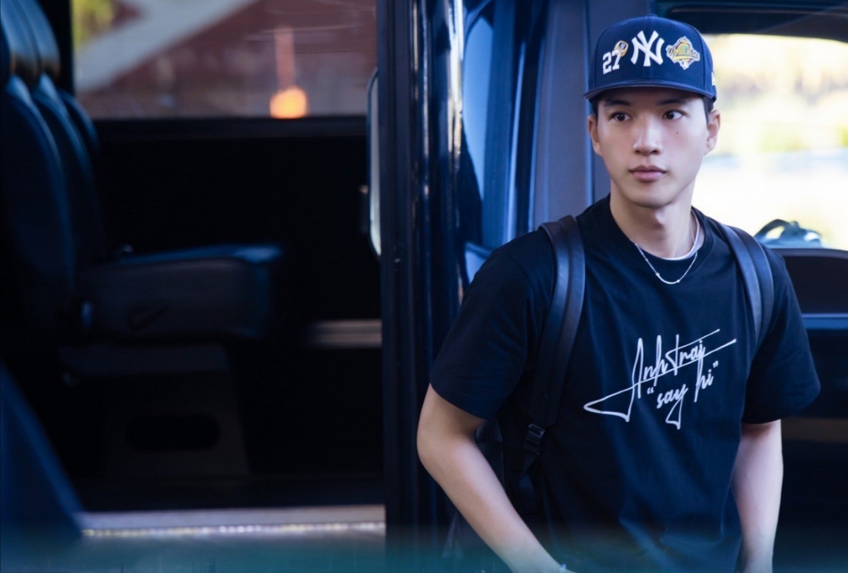 HIEUTHUHAI cùng dàn anh trai "đổ bộ" sân bay di chuyển đến Las Vegas (Mỹ), chuẩn bị cho hai đêm concert diễn ra vào 26 và 27/7.