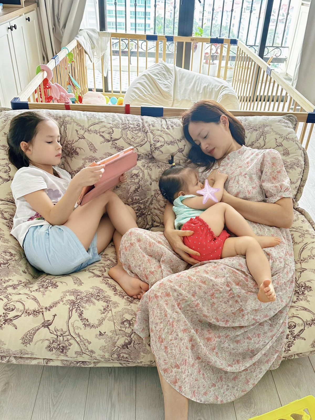 Diễn viên Lan Phương cho biết đã nộp đơn ly hôn đơn phương chồng từ tháng 5/2025. Trong thời gian chờ giải quyết thủ tục, hai người sống ly thân. Trên trang cá nhân, cô chia sẻ mình hiểu rõ vấn đề trong cuộc hôn nhân từ tháng 3/2025. Lan Phương cảm thấy được cứu vớt khi từng bước thoát khỏi cuộc hôn nhân với chồng Tây David Duffy.