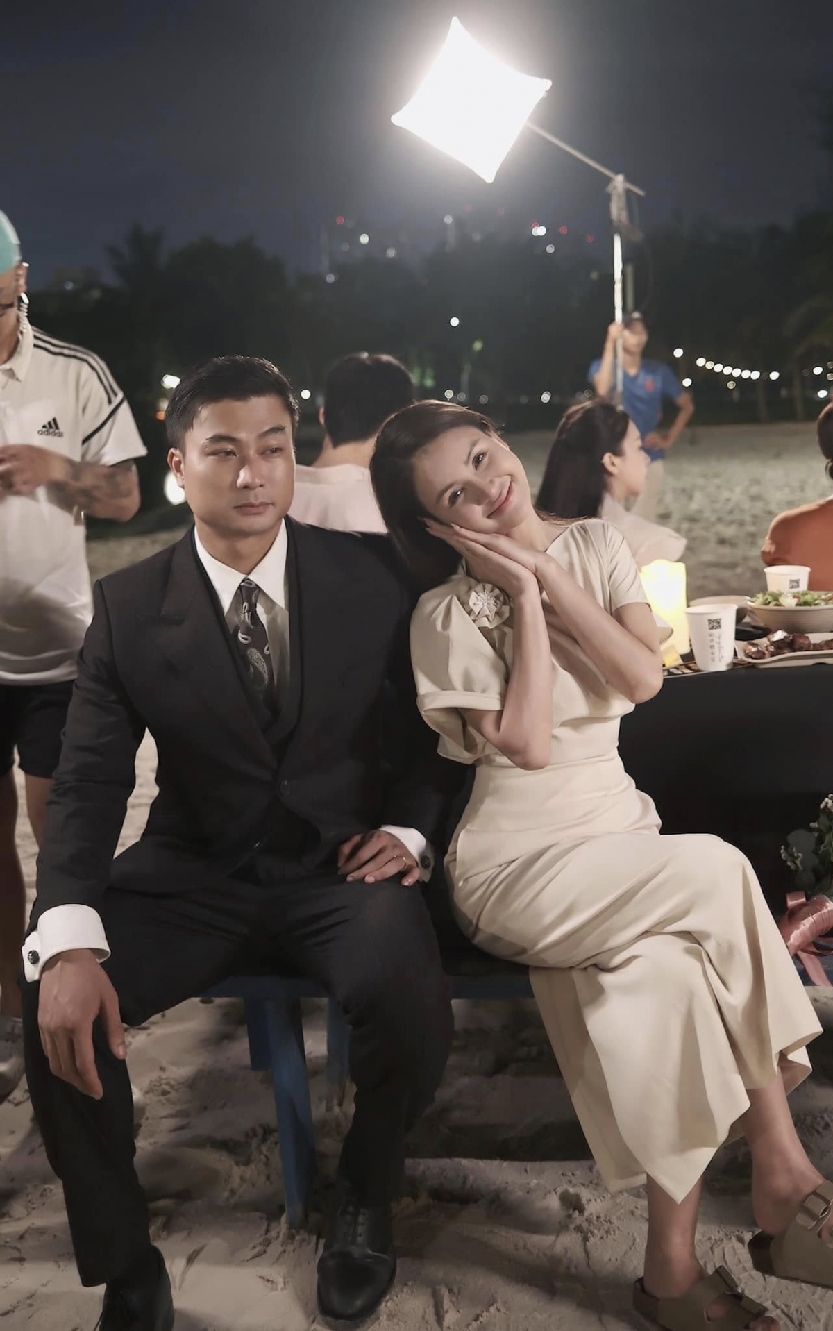 Lương Thu Trang đăng ảnh hậu trường cùng Duy Hưng trong tập cuối “Dịu dàng màu nắng”.