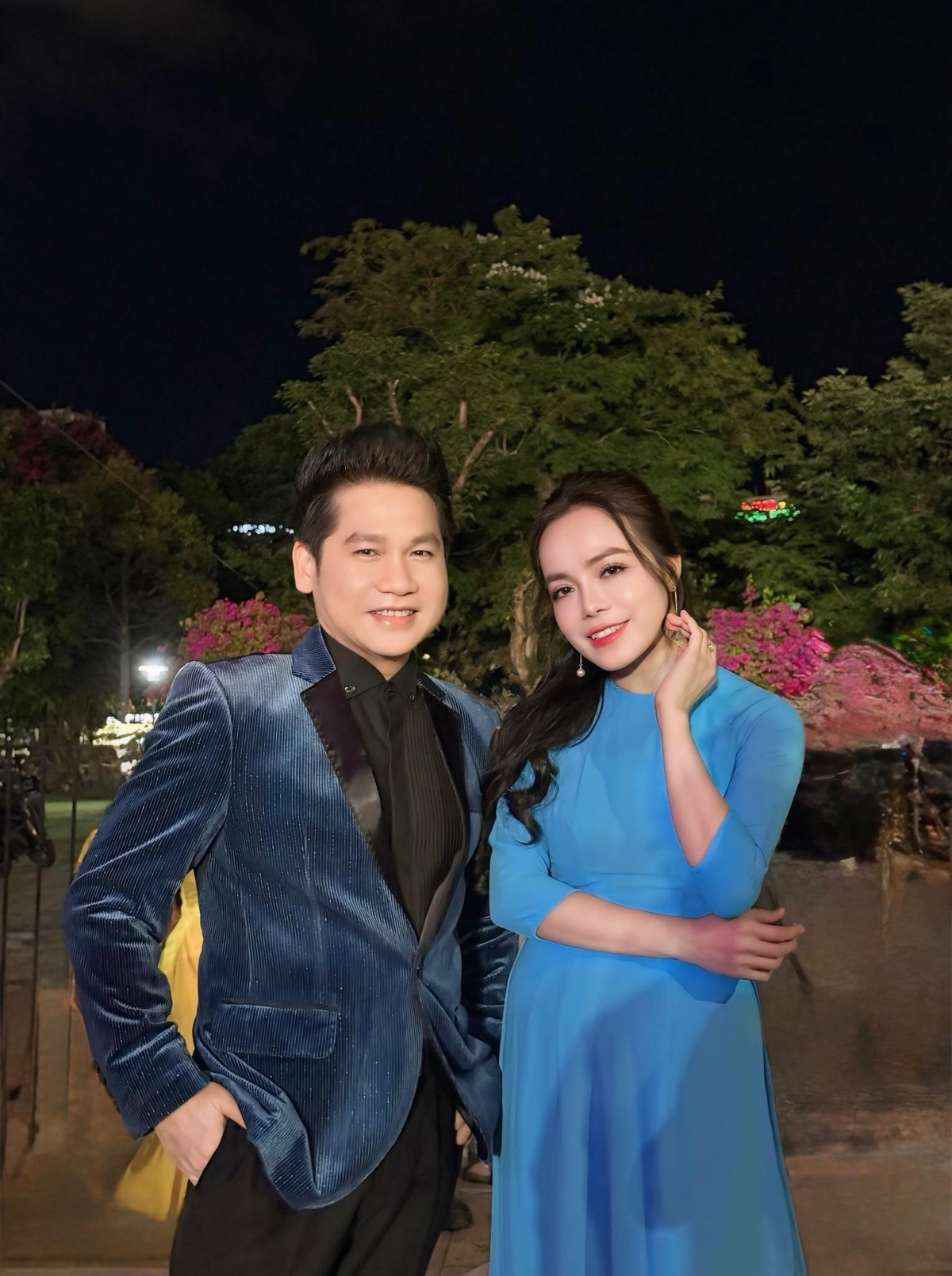 Ca sĩ Lan Anh đăng ảnh bên ca sĩ Trọng Tấn cùng chú thích vui: "Đôi bạn chuẩn bị nhập học Đại học Thanh nhạc - Học viện Âm nhạc Quốc gia Việt Nam".