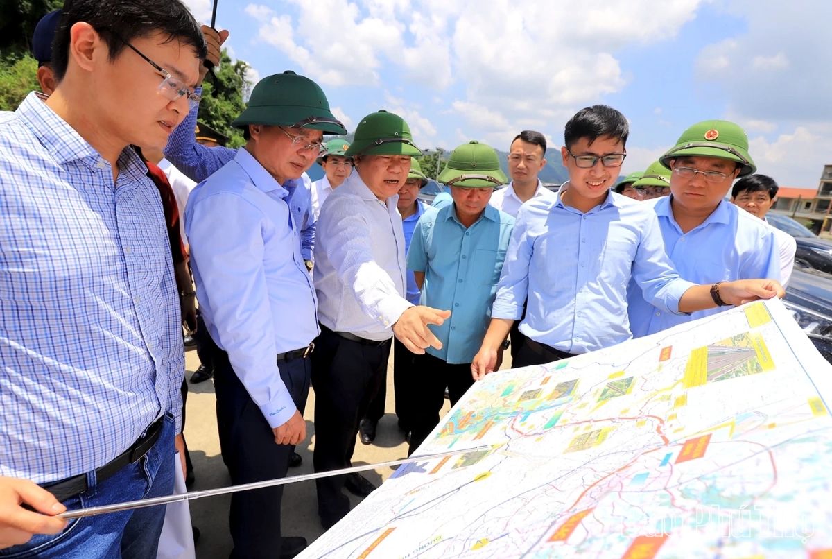 Lãnh đạo tỉnh Phú Thọ kiểm tra Dự án đầu tư đường Hòa Lạc - Hòa Bình và cải tạo, nâng cấp Quốc lộ 6 đoạn qua Xuân Mai - Hòa Bình. Ảnh phutho.gov.vn