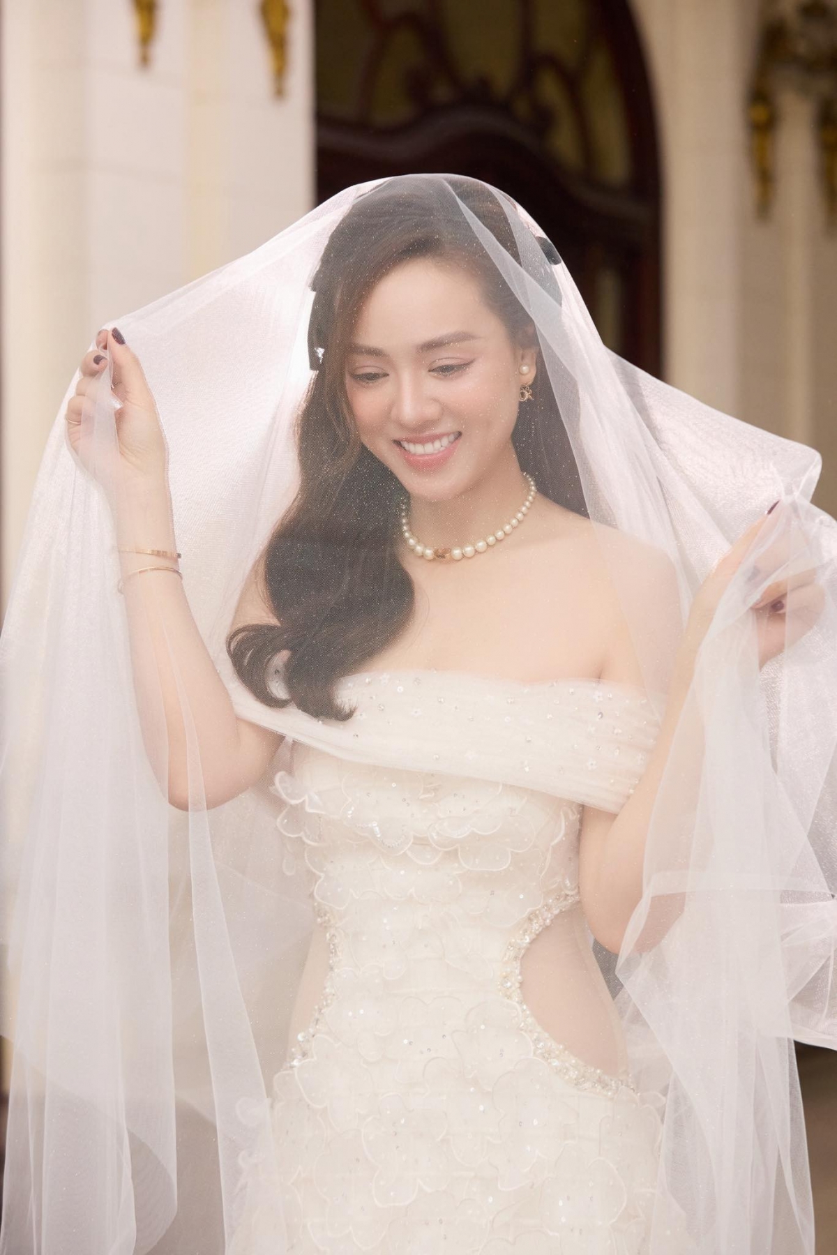 Ngọc Hà – vợ NSND Công Lý diện váy cưới khoe nhan sắc xinh đẹp.