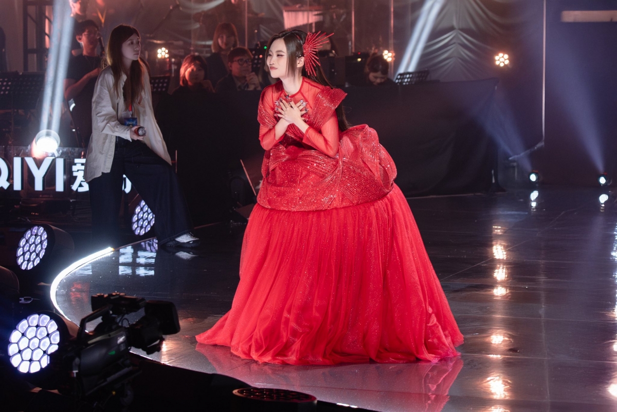 Phương Mỹ Chi trên sân khấu chung kết Sing! Asia 2025 (Ảnh: FBNV)