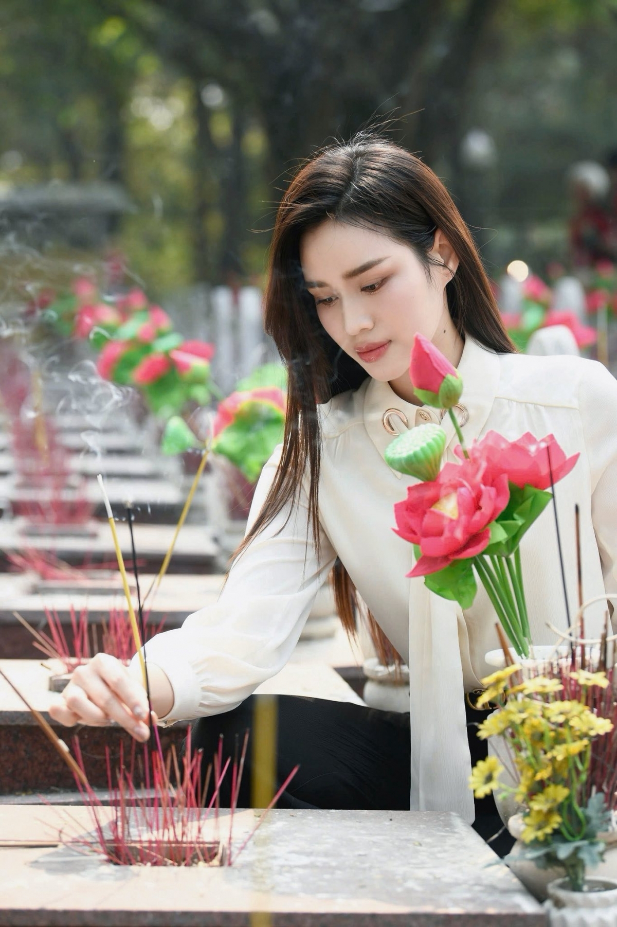 Ngày 27/7, hoa hậu Đỗ Thị Hà đến thắp hương tại Nghĩa trang Liệt sĩ quốc gia Trường Sơn, tỉnh Quảng Trị.