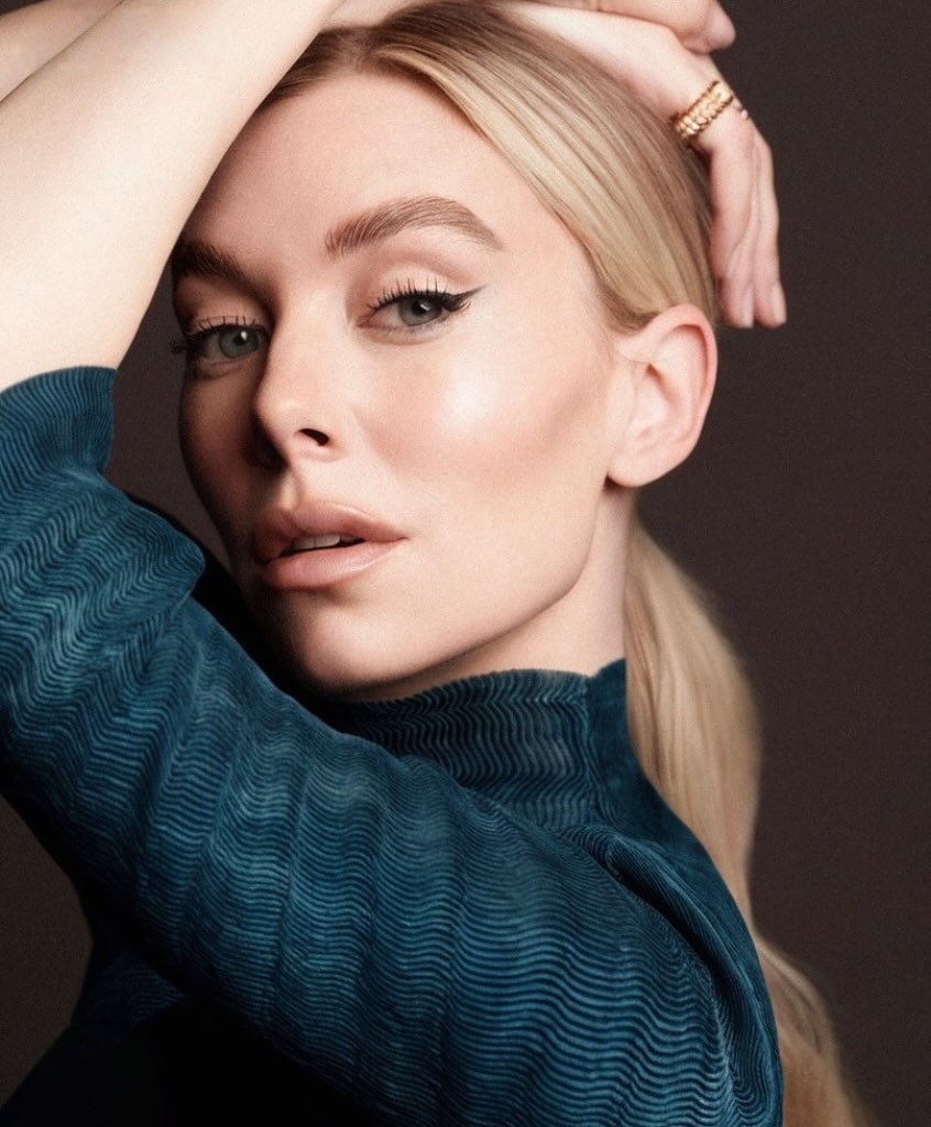 Vanessa Kirby sinh năm 1987 ở Anh. Cô từng là sinh viên Đại học Exeter trước khi bắt đầu con đường diễn xuất. Vai diễn đầu tiên của cô là series "The Hour" của đài BBC. Cô nổi tiếng với vai diễn Công chúa Margaret trong phim truyền hình "The Crown". Loạt phim này giành nhiều giải Emmy, mang về cho Vanessa Kirby giải BAFTA cho Nữ diễn viên phụ xuất sắc nhất.