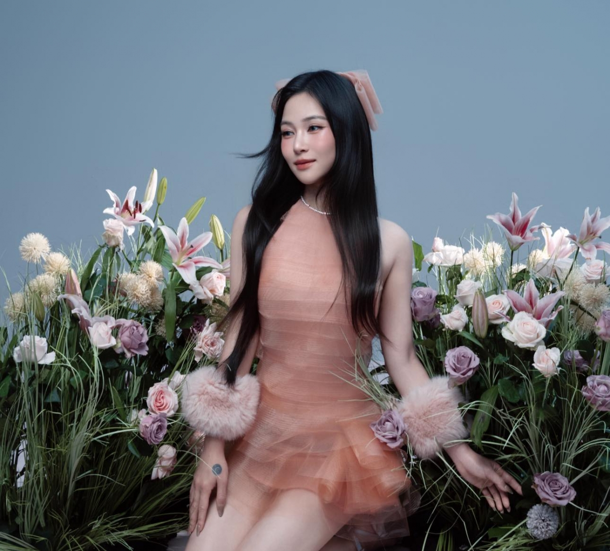 Hương Tràm khoe nhan sắc ngọt ngào trong bộ ảnh mới, chụp giữa một vườn hoa.