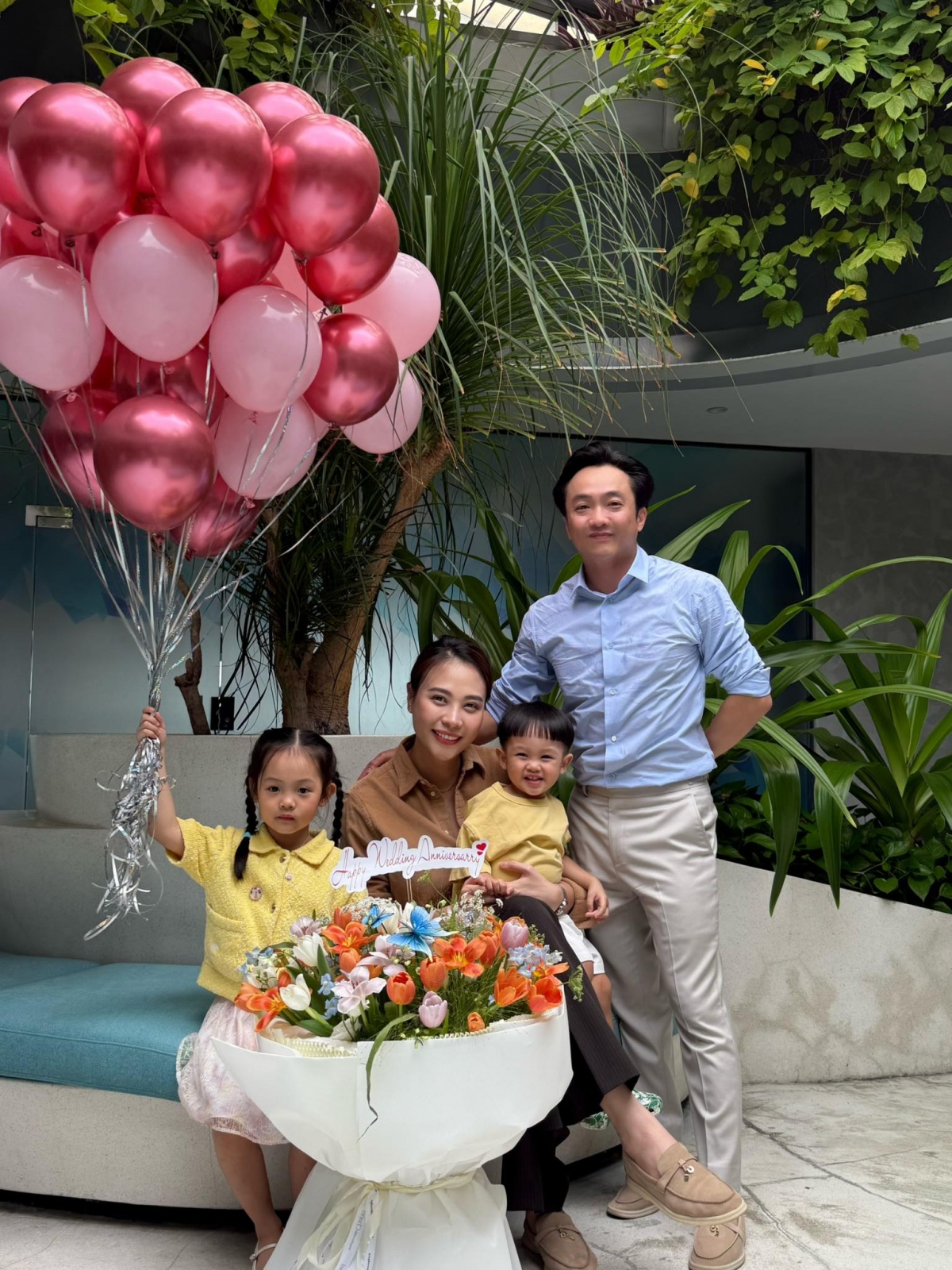 Cường Đôla khoe ảnh hạnh phúc bên vợ Đàm Thu Trang và hai con, nói lời yêu thương nhân kỷ niệm 6 năm cưới. Anh chia sẻ lên trang cá nhân loạt ảnh gia đình kèm lời nhắn: “Chúc mừng kỷ niệm vợ yêu của anh, Đàm Thu Trang. Anh yêu em”. (Nguồn: FBNV)