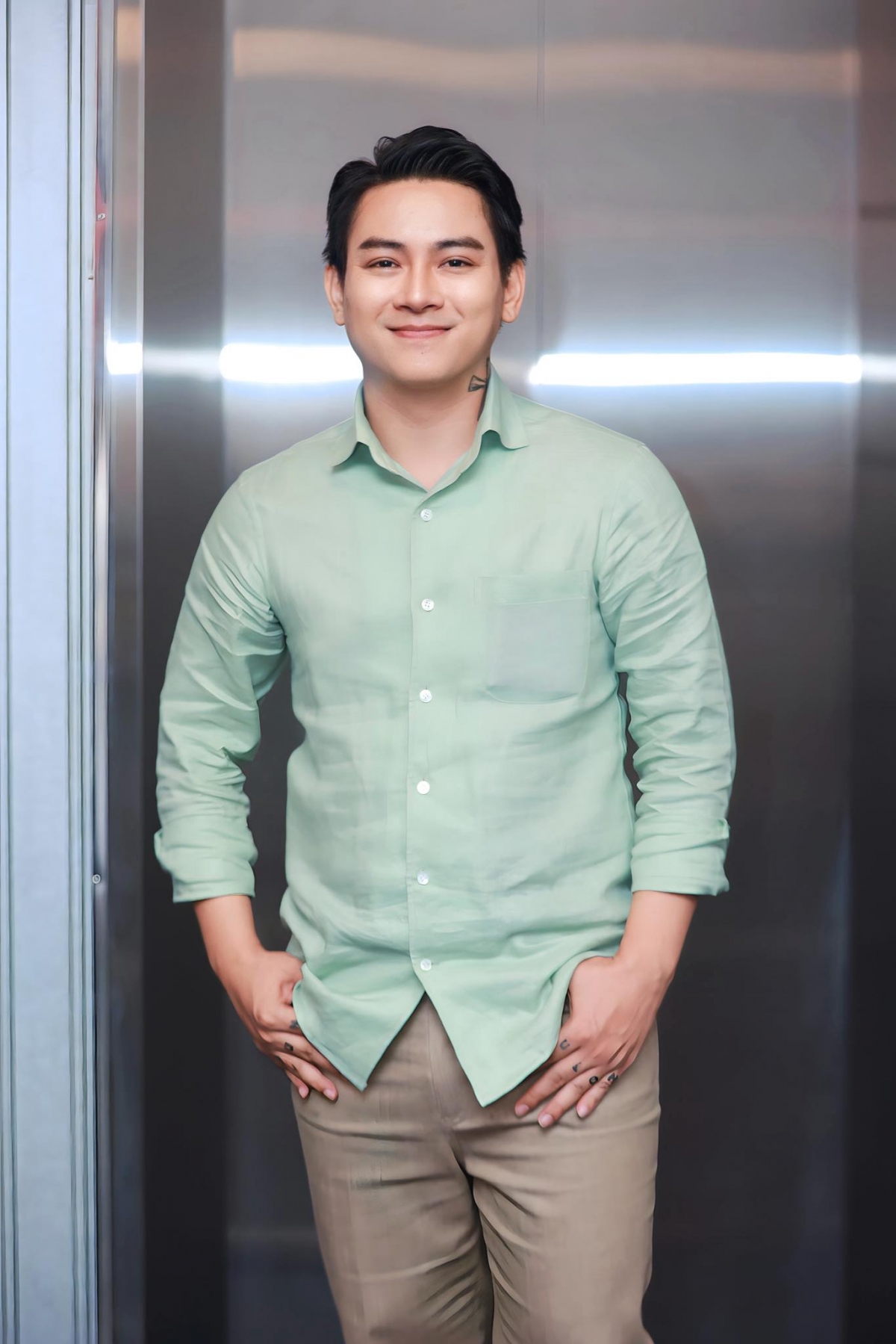 Hoài Lâm gây chú ý với hình ảnh mới chia sẻ trên trang cá nhân. Nam ca sĩ mặc sơ mi xanh, thần thái tự nhiên, vui vẻ. Khán giả nhận xét Hoài Lâm đã dần lấy lại vẻ ngoài tươi tắn, trẻ trung sau thời gian gặp vấn đề sức khỏe, phải tạm dừng hoạt động.