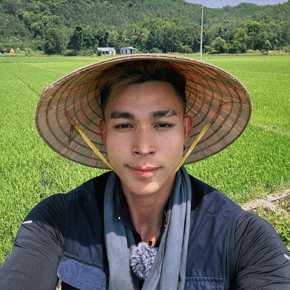 Jun Phạm chia sẻ ảnh hậu trường đi quay giữa trời nắng chói chang của chương trình Gia đình Haha.