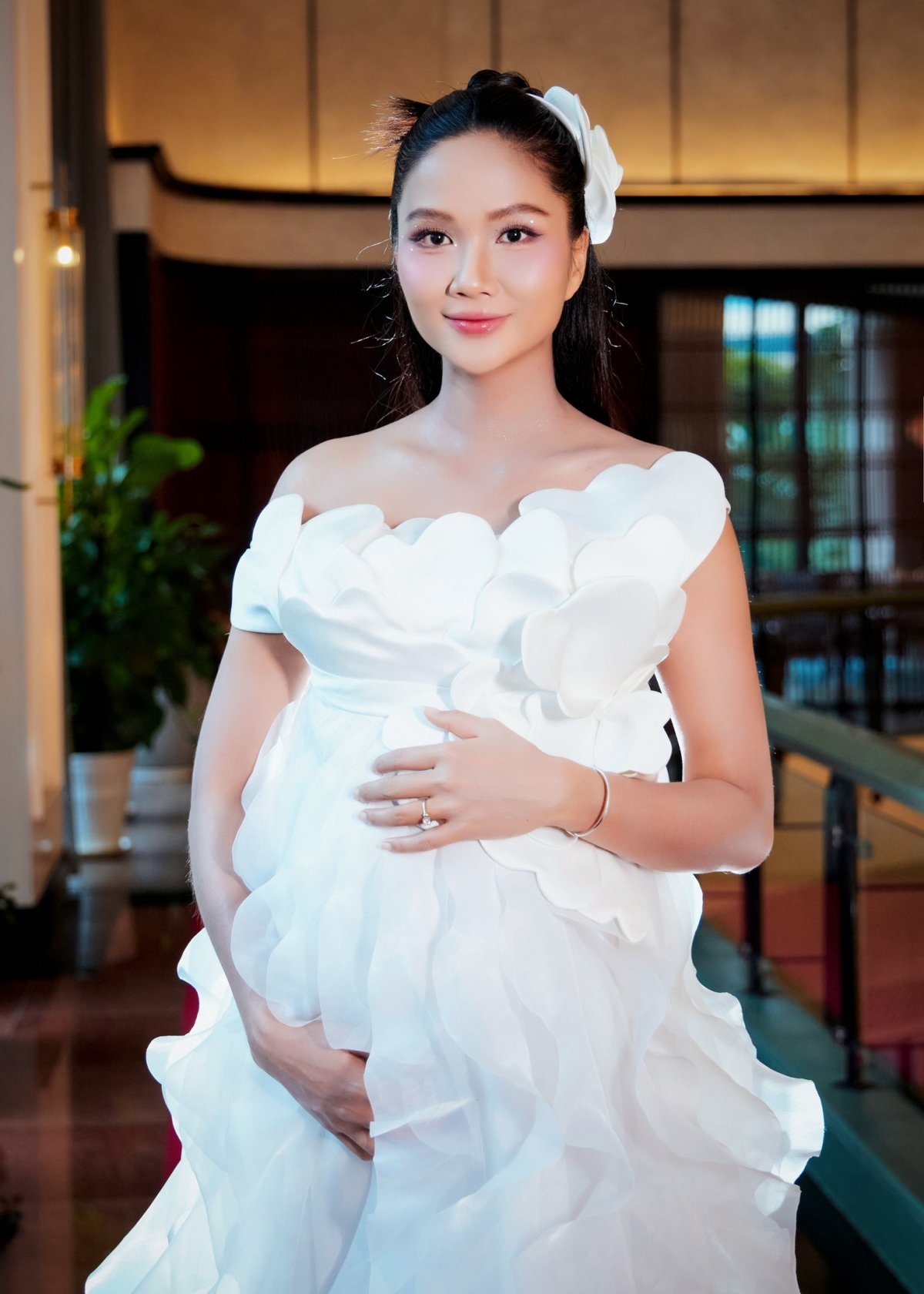 Hoa hậu H'Hen Niê chia sẻ loạt ảnh mới diện váy dài trắng tinh khôi, khoe trọn vẻ đẹp đằm thắm, nhẹ nhàng khi mang thai. Cô tâm sự: “Ai làm mẹ, dù cá tính đến đâu nhưng khi vào giai đoạn làm mẹ sẽ có một chút rất thắm và dịu lại so với cá tính bình thường, ai mà theo dõi sẽ phát hiện ra ngay".