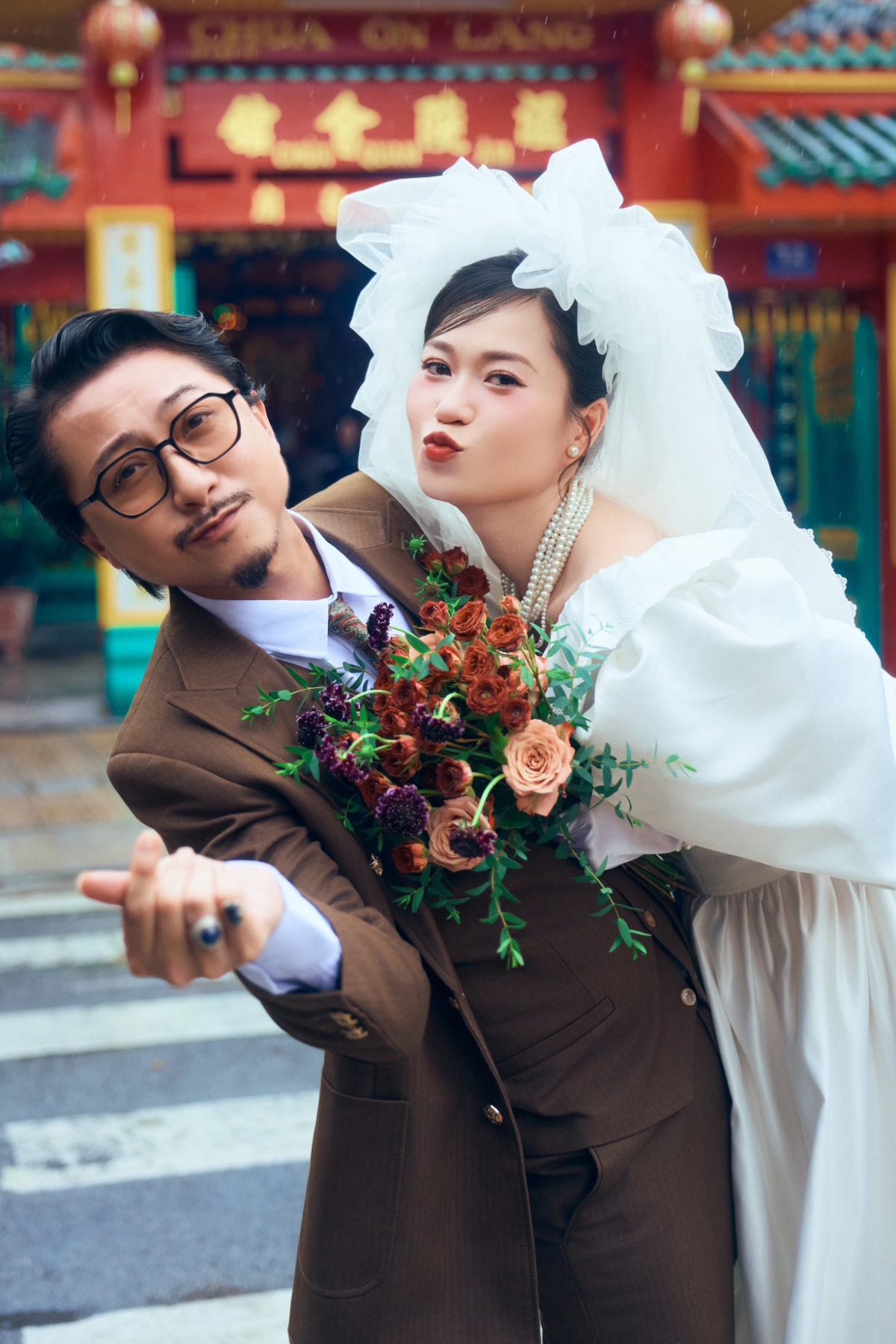 Vợ chồng nghệ sĩ Lâm Vỹ Dạ, Hứa Minh Đạt kỷ niệm 15 năm về chung nhà bằng bộ ảnh cưới phong cách hoài cổ. "15 năm bên nhau - em vẫn là cô dâu của anh, anh vẫn là chú rể khiến em cười rạng rỡ mỗi ngày. Cảm ơn anh vì đã biến cuộc đời em thành câu chuyện cổ tích ngọt ngào suốt ngần ấy năm!", nữ diễn viên nhắn nhủ tới chồng.