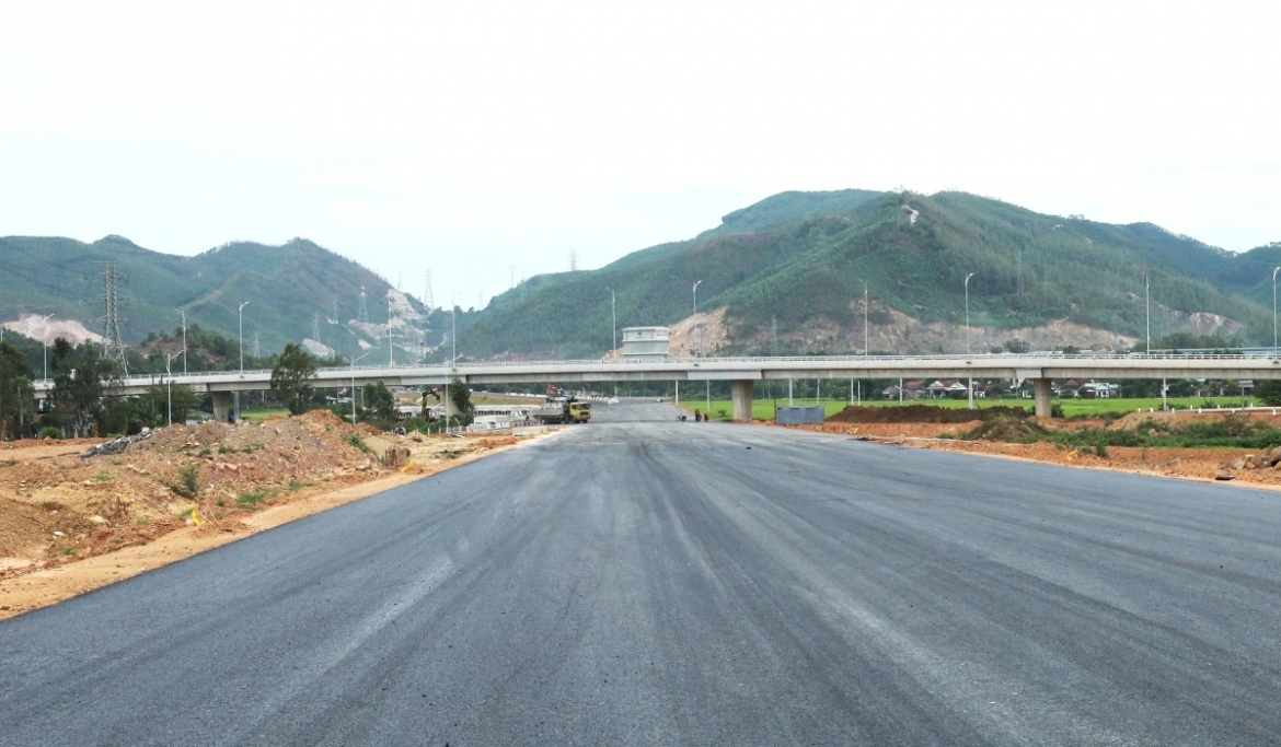 Cao tốc Bắc - Nam, khu vực tiếp giáp đoạn Hoài Nhơn - Quy Nhơn và Quy Nhơn - Chí Thạnh, phường An Nhơn Nam, tỉnh Gia Lai đang hoàn thành thi cong phần nền đường.